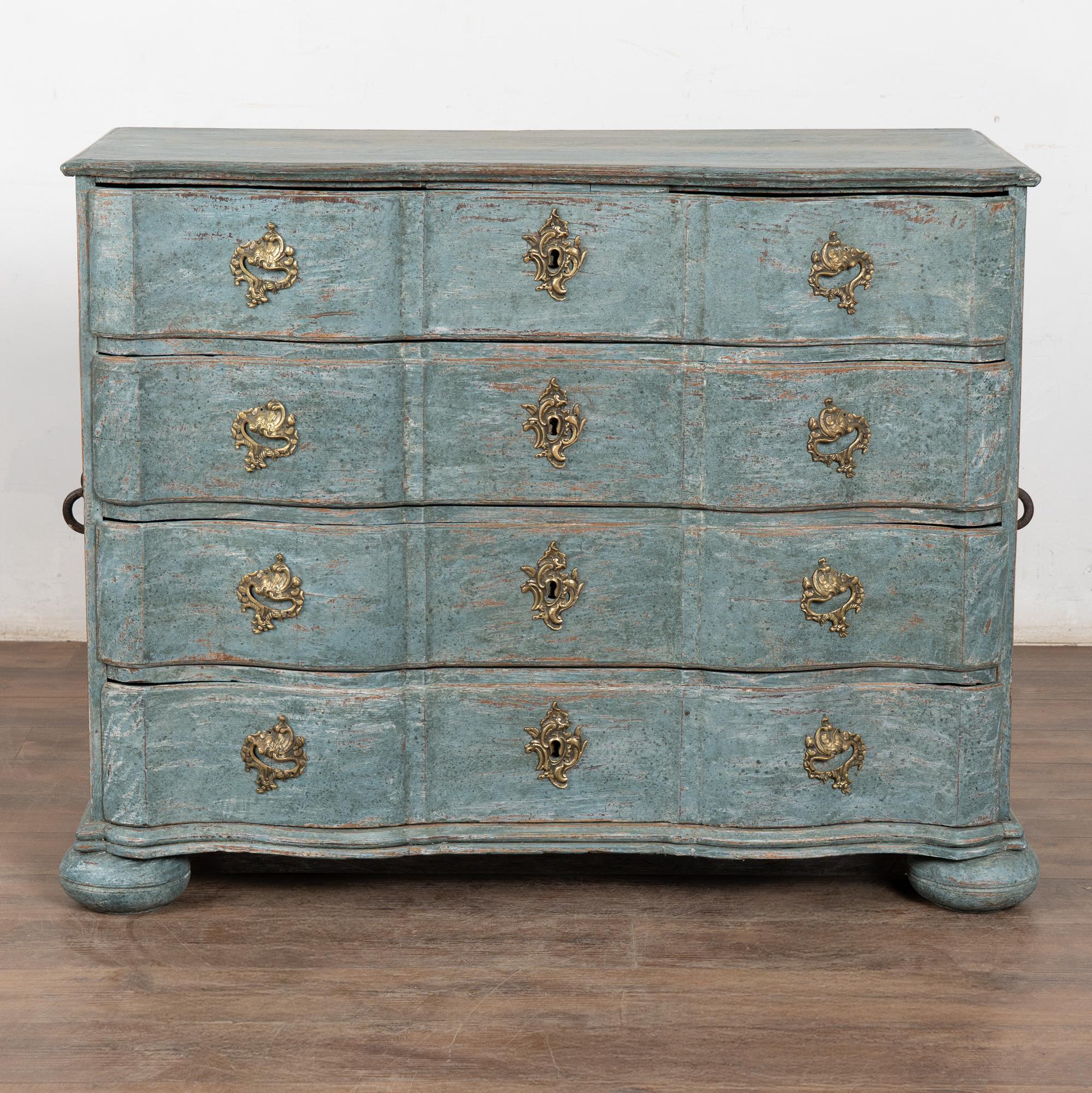 Danois Grande commode à quatre tiroirs bleu rococo de la fin du XVIIIe siècle, Danemark en vente