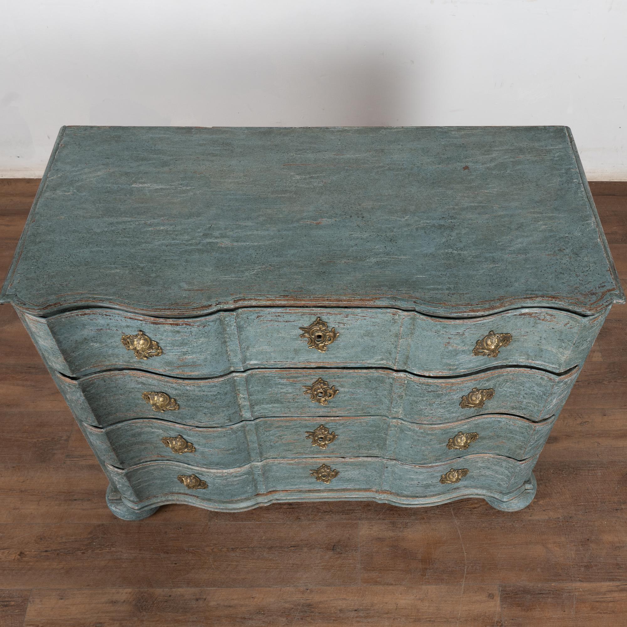 Grande commode à quatre tiroirs bleu rococo de la fin du XVIIIe siècle, Danemark Bon état - En vente à Round Top, TX