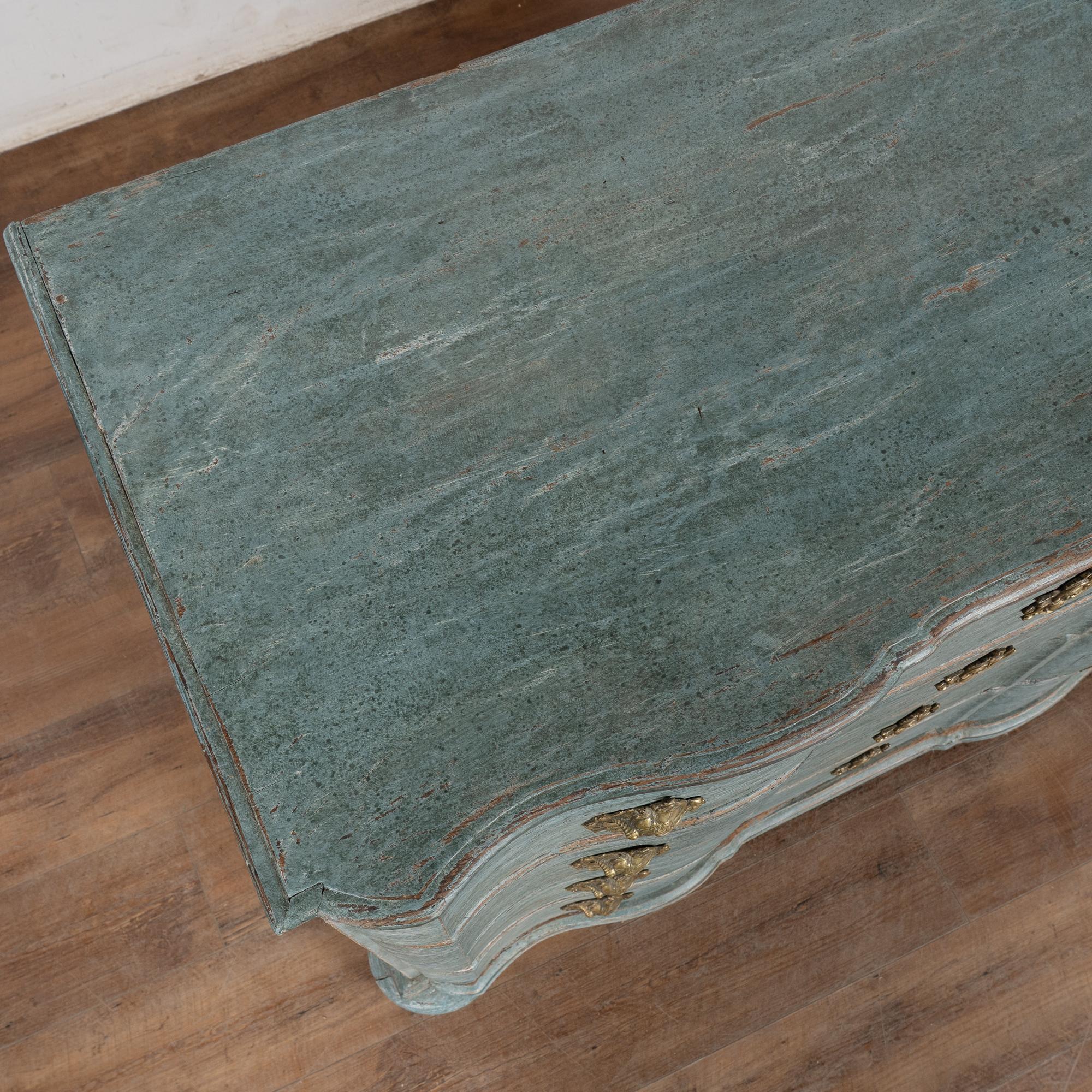 Laiton Grande commode à quatre tiroirs bleu rococo de la fin du XVIIIe siècle, Danemark en vente