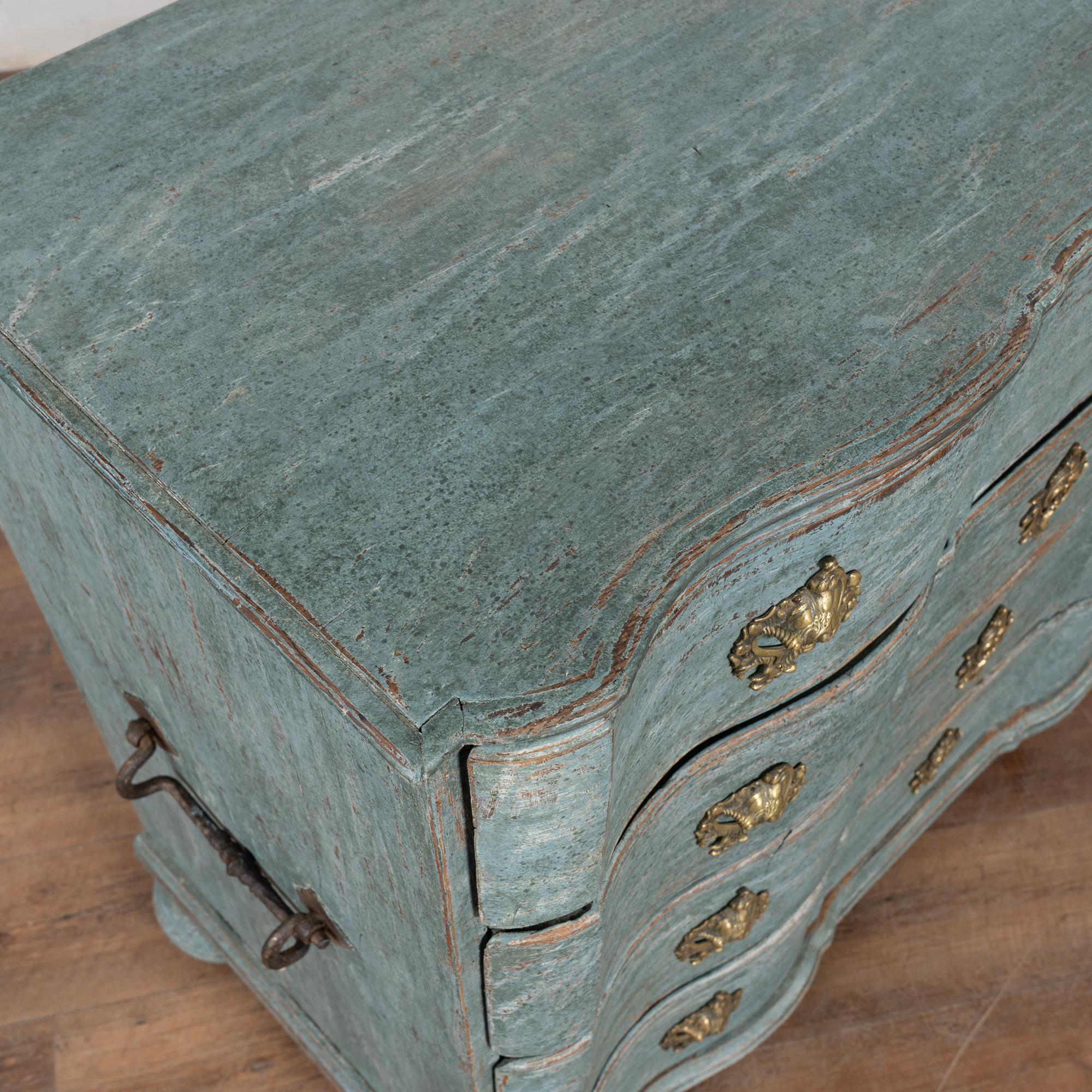 Grande commode �à quatre tiroirs bleu rococo de la fin du XVIIIe siècle, Danemark en vente 2