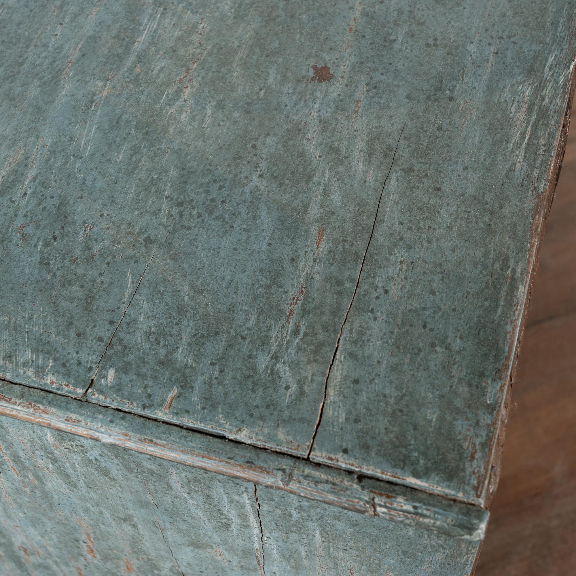 Grande commode à quatre tiroirs bleu rococo de la fin du XVIIIe siècle, Danemark en vente 3