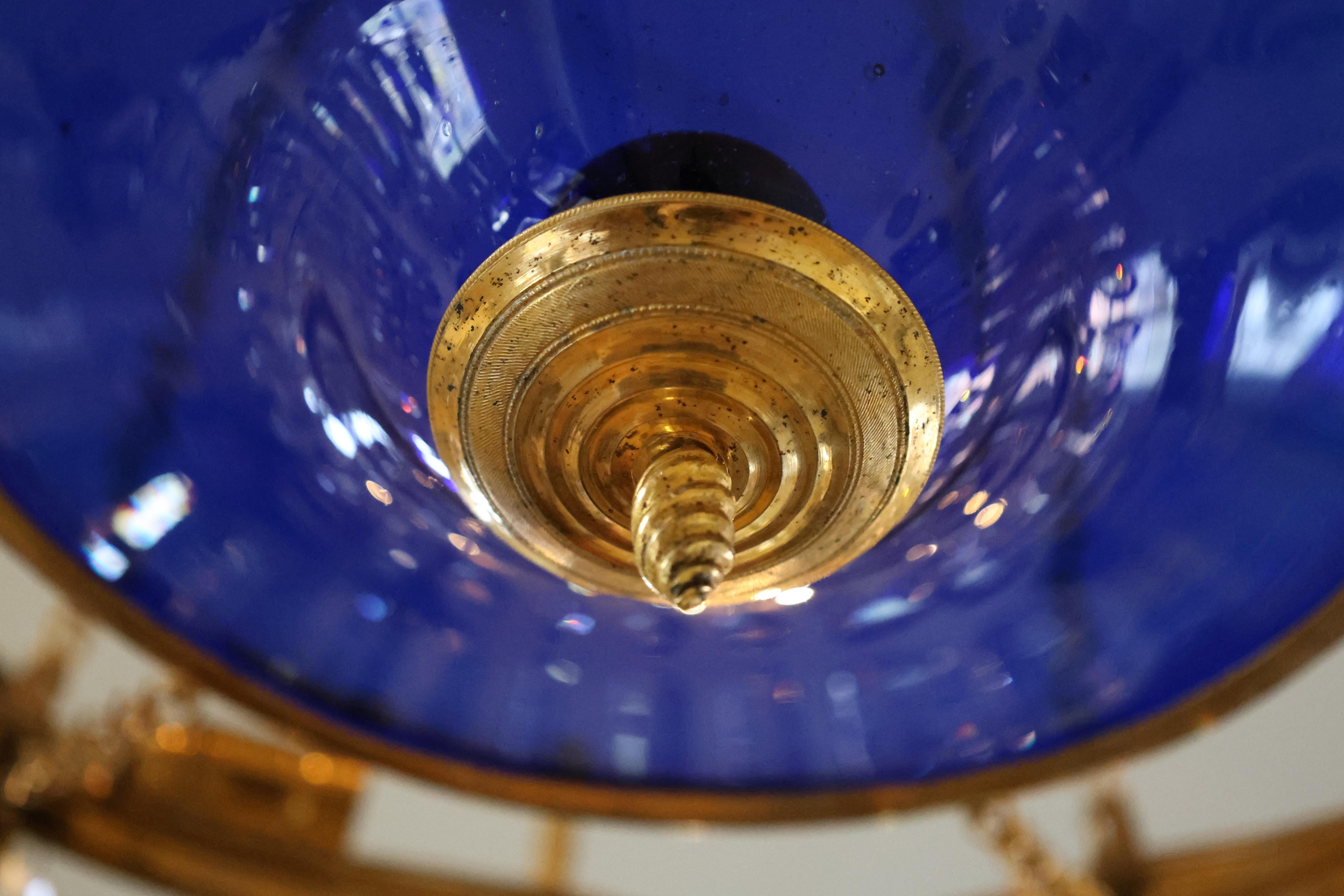 Suédois Lustre de la fin du XVIIIe siècle de style gustatif tardif avec bol bleu en vente