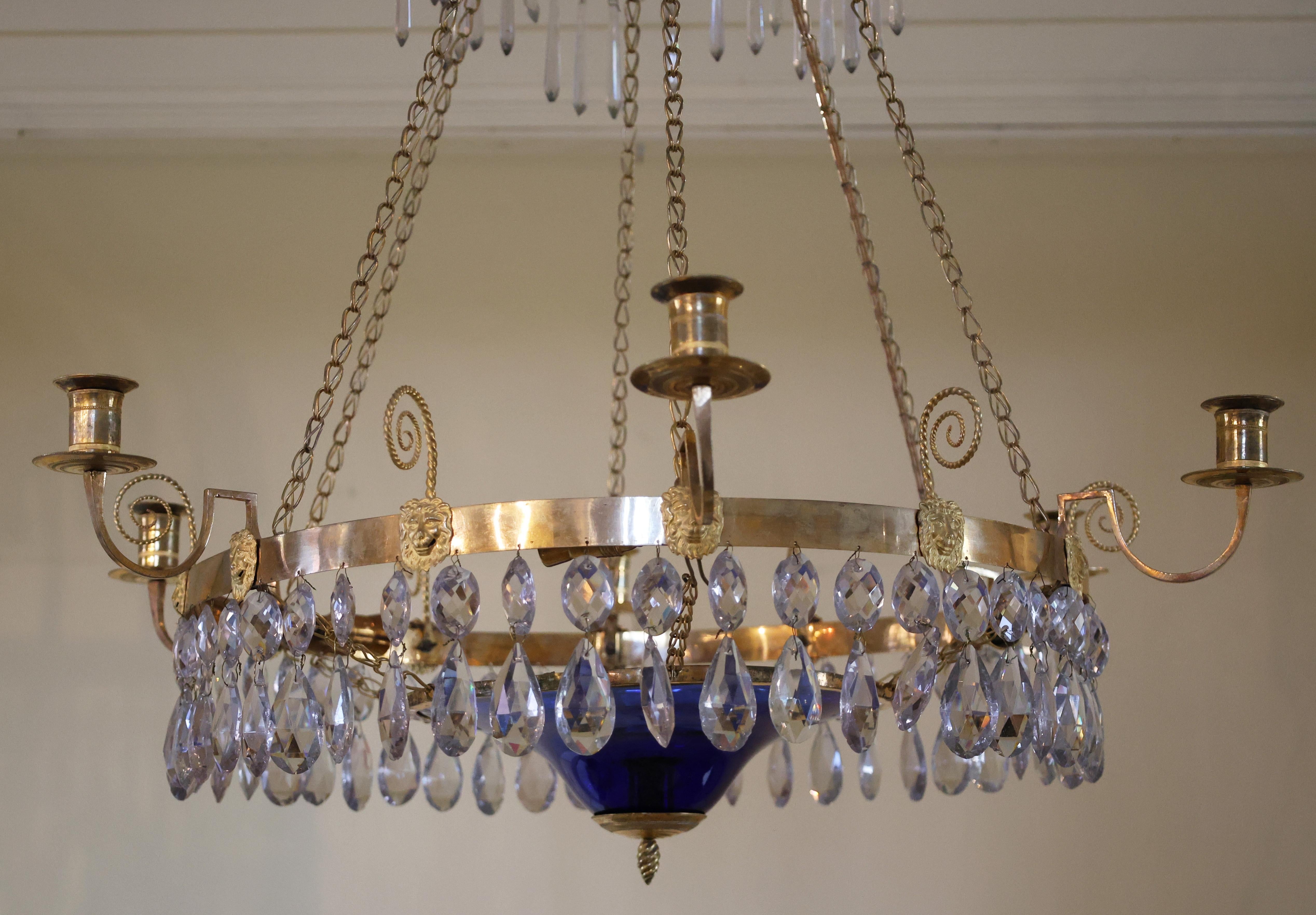 Fin du XVIIIe siècle Lustre de la fin du XVIIIe siècle de style gustatif tardif avec bol bleu en vente