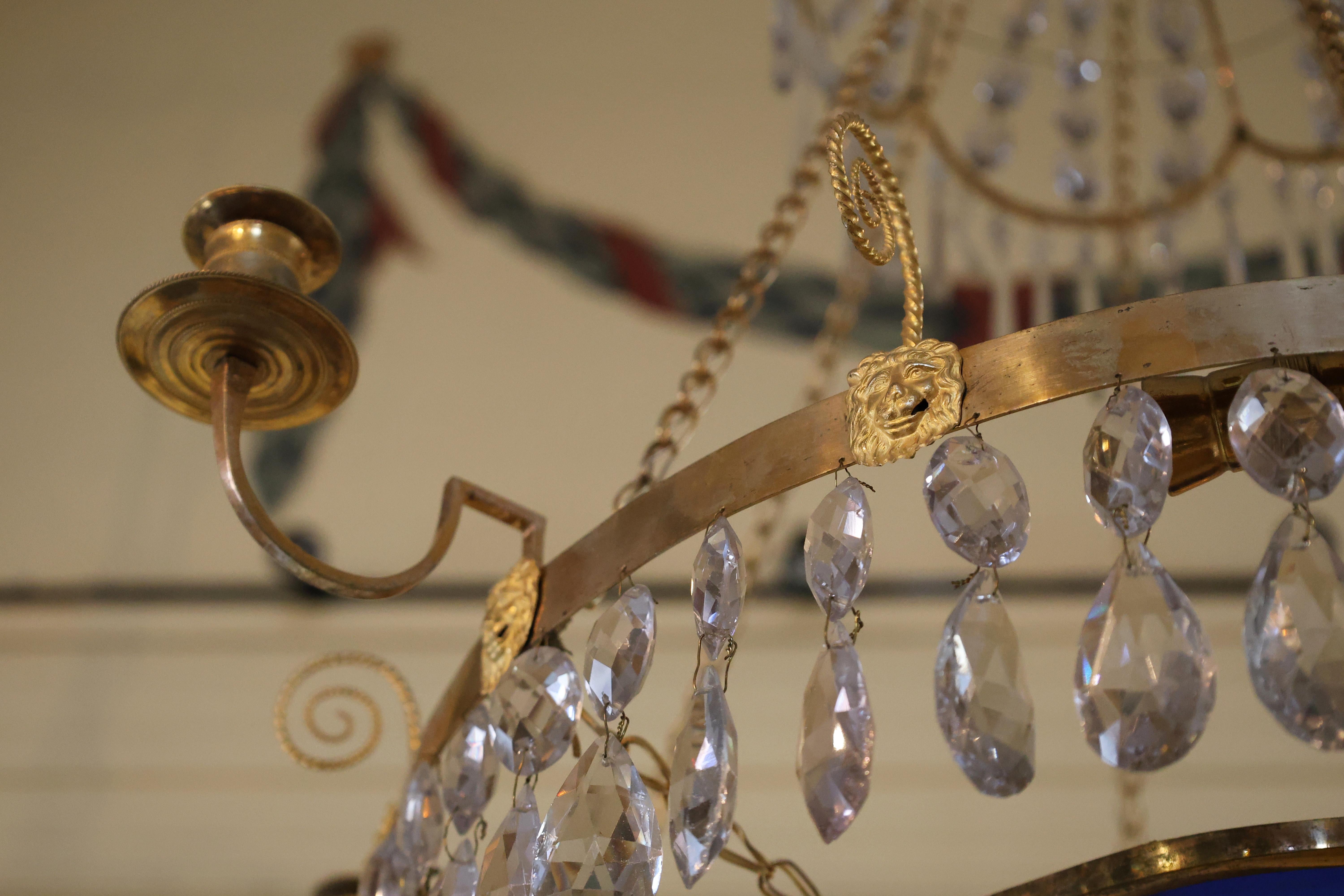 Lustre de la fin du XVIIIe siècle de style gustatif tardif avec bol bleu en vente 1