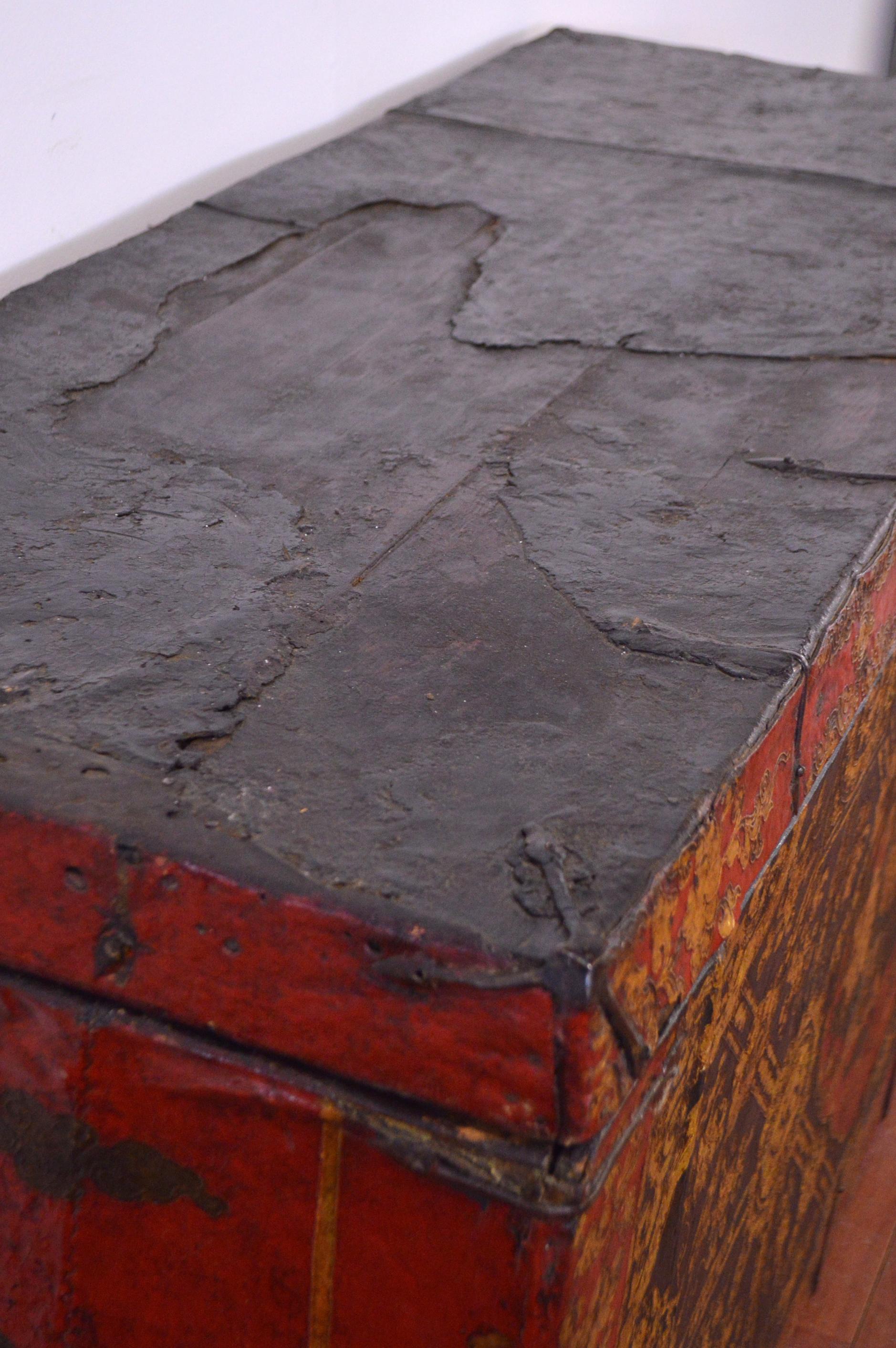Late 18th Century Leather and Metal Tibetan Trunk In Good Condition For Sale In CILAVEGNA, IT