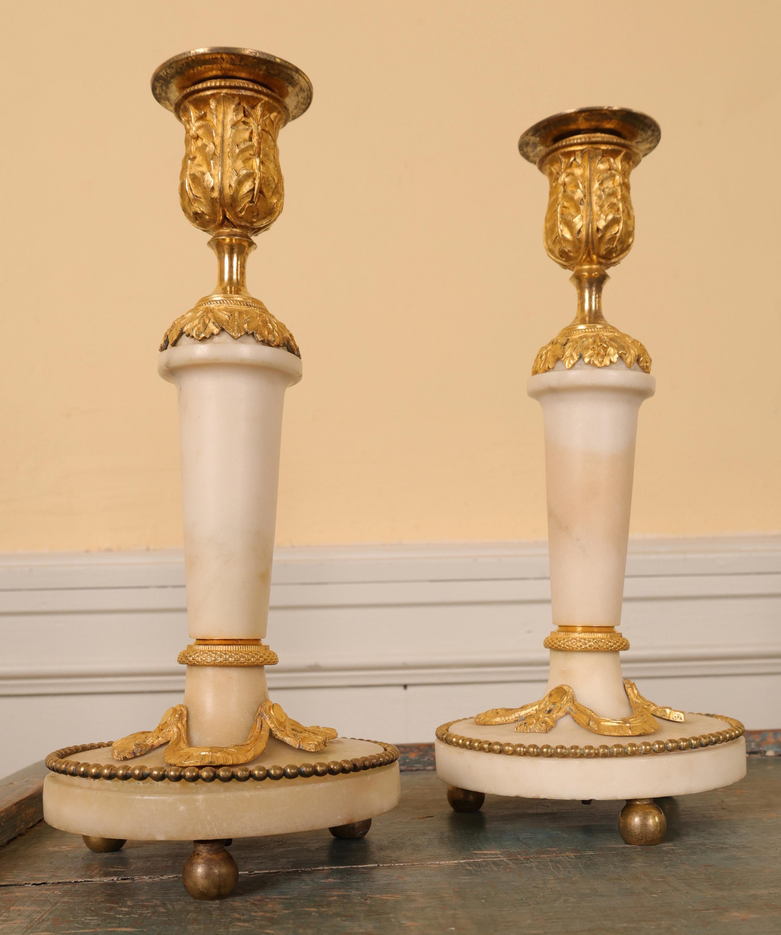 Francese Candelieri in marmo di Carrara della fine del XVIII secolo Luigi XVI in vendita