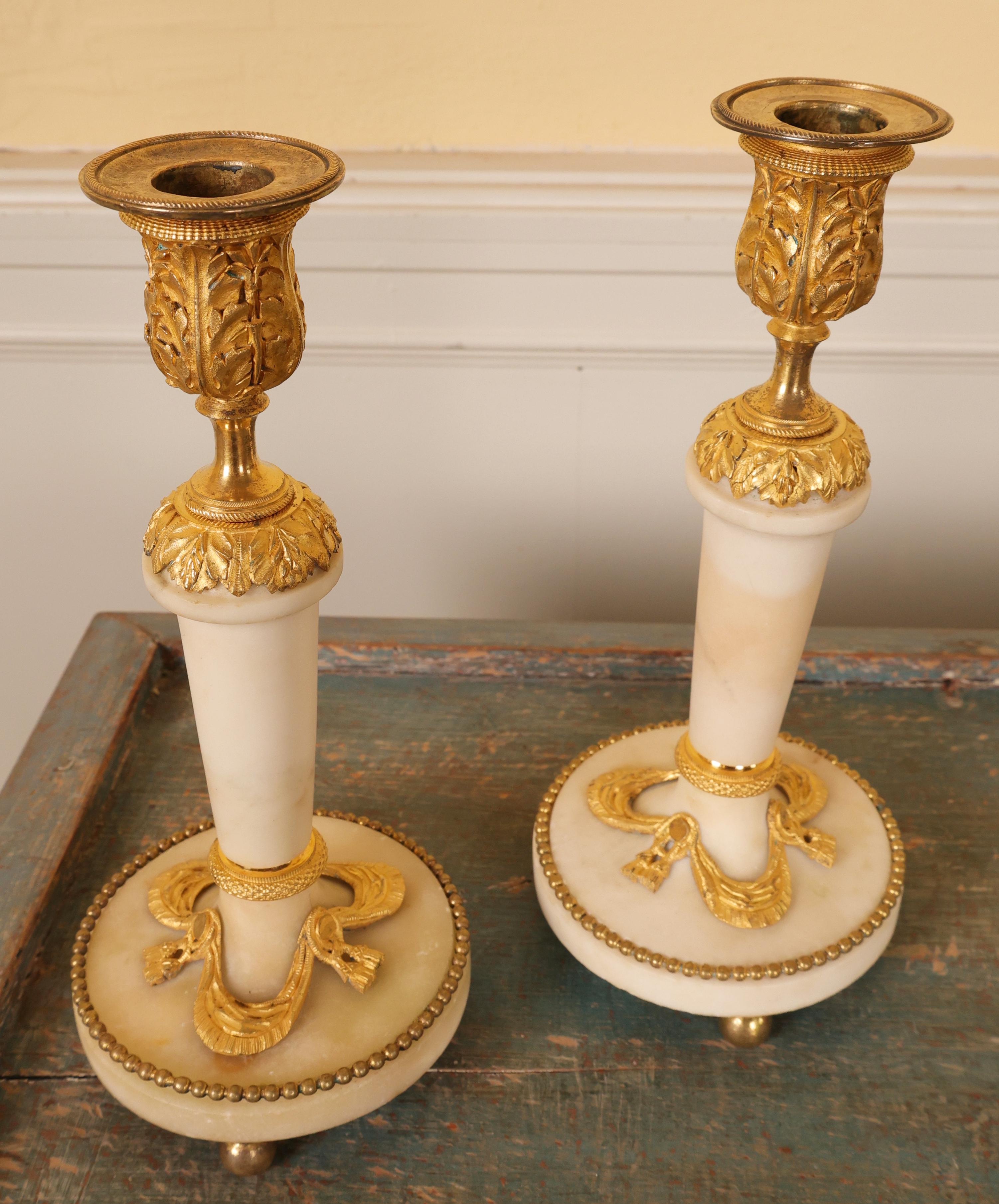 Dorato Candelieri in marmo di Carrara della fine del XVIII secolo Luigi XVI in vendita