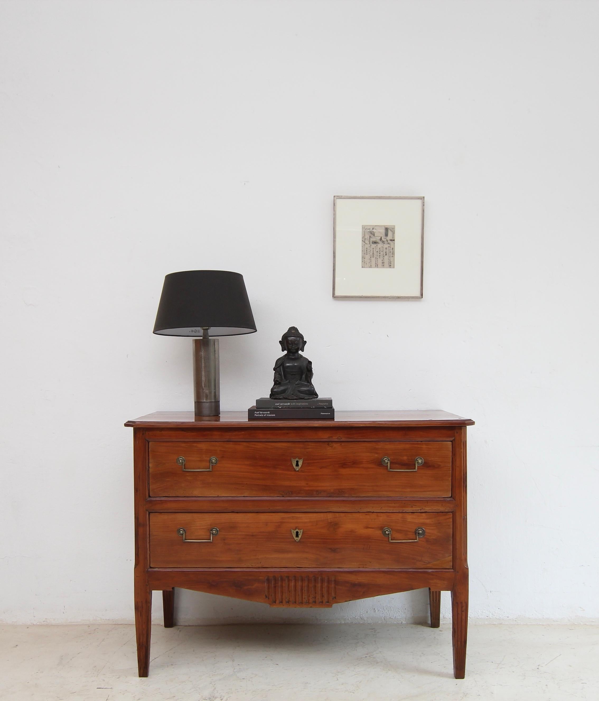 A late 18th century classicist Louis XVI or Directoire chest of drawers. Made from solid cherry wood with a beautiful patina.

An authentic piece from the period in a classic design with a geometric shape, restrained but purposeful decoration and a