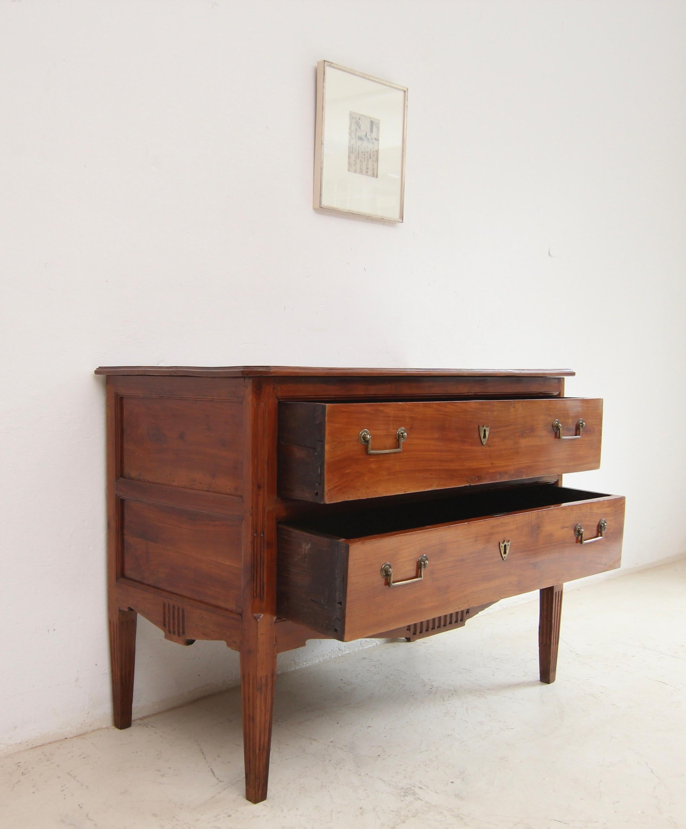 Late 18th Century Louis XVI Cherrywood Chest of Drawers In Good Condition For Sale In Dusseldorf, DE
