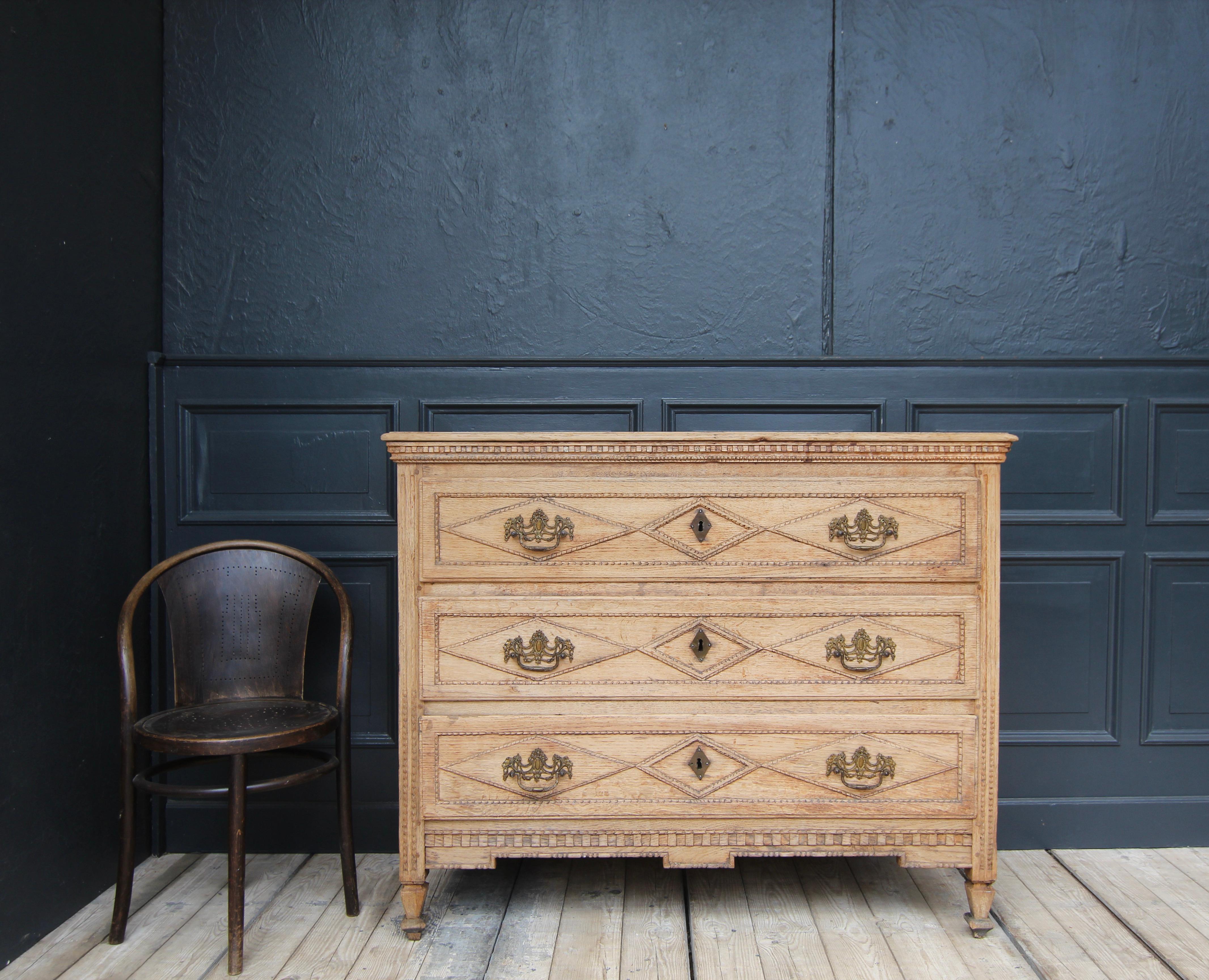 Louis XVI chest of drawers from the late 18th century. Solidly made of oak and carved.

On conical profiled square feet standing three-bayed laterally coffered corpus with fluted pilasters. Toothed frieze both below the slightly overhanging cover