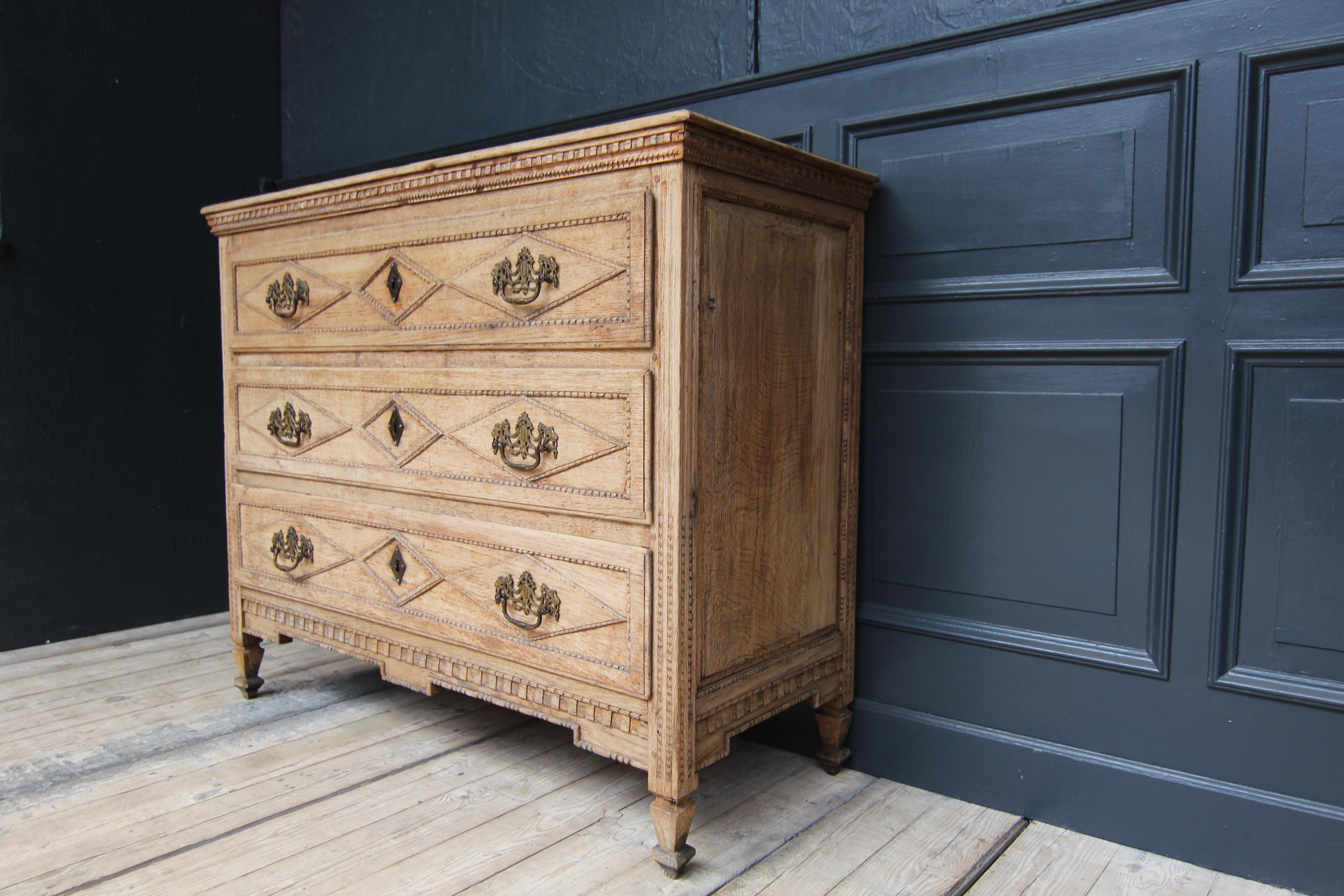 Late 18th Century Louis XVI Chest of Drawers in Stripped Oak In Good Condition In Dusseldorf, DE