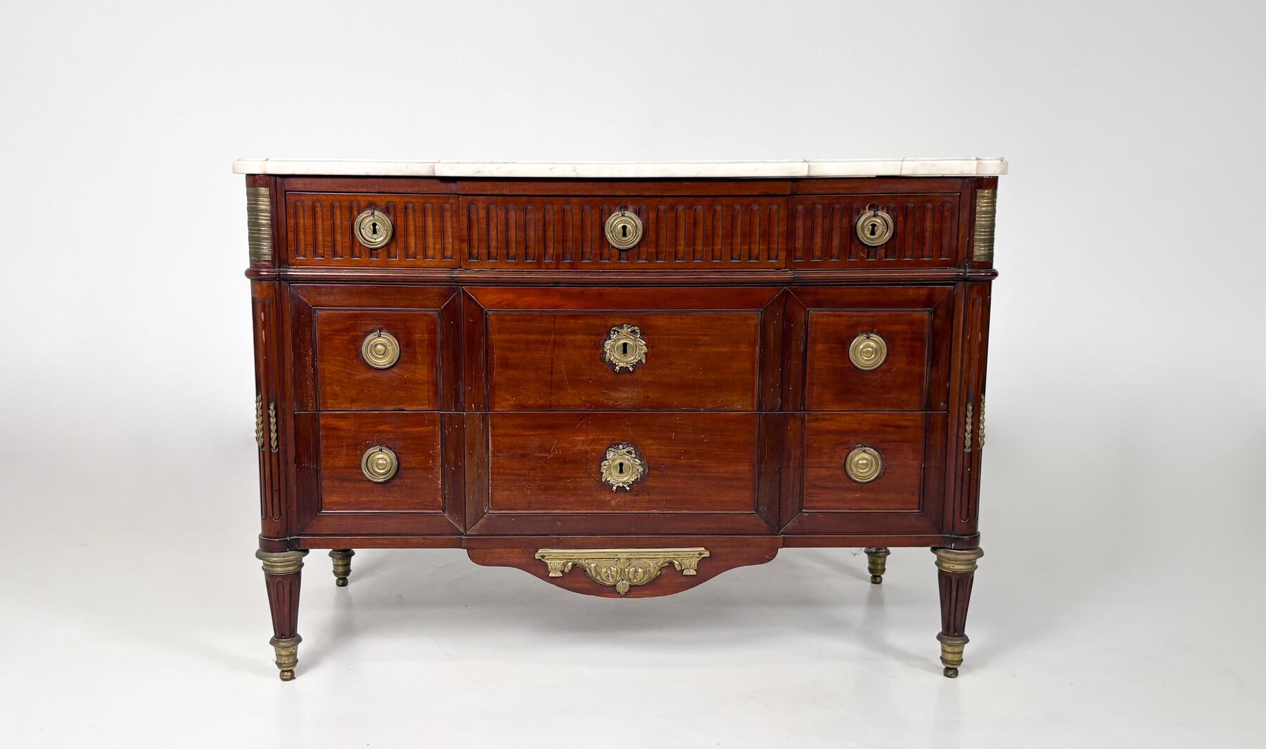 Européen Commode Louis XVI de la fin du XVIIIe siècle, placage d'acajou en vente