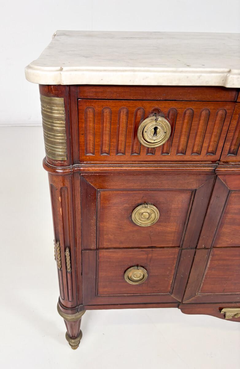 Commode Louis XVI de la fin du XVIIIe siècle, placage d'acajou Bon état - En vente à Brussels, BE