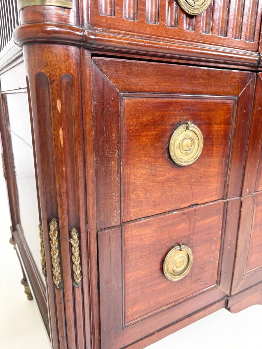 Commode Louis XVI de la fin du XVIIIe siècle, placage d'acajou en vente 1