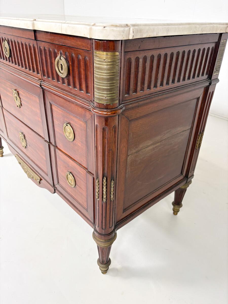 Commode Louis XVI de la fin du XVIIIe siècle, placage d'acajou en vente 2
