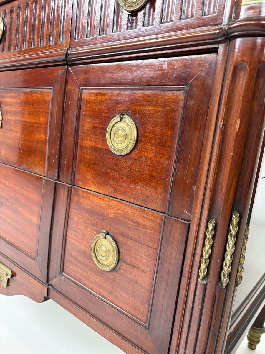 Commode Louis XVI de la fin du XVIIIe siècle, placage d'acajou en vente 3