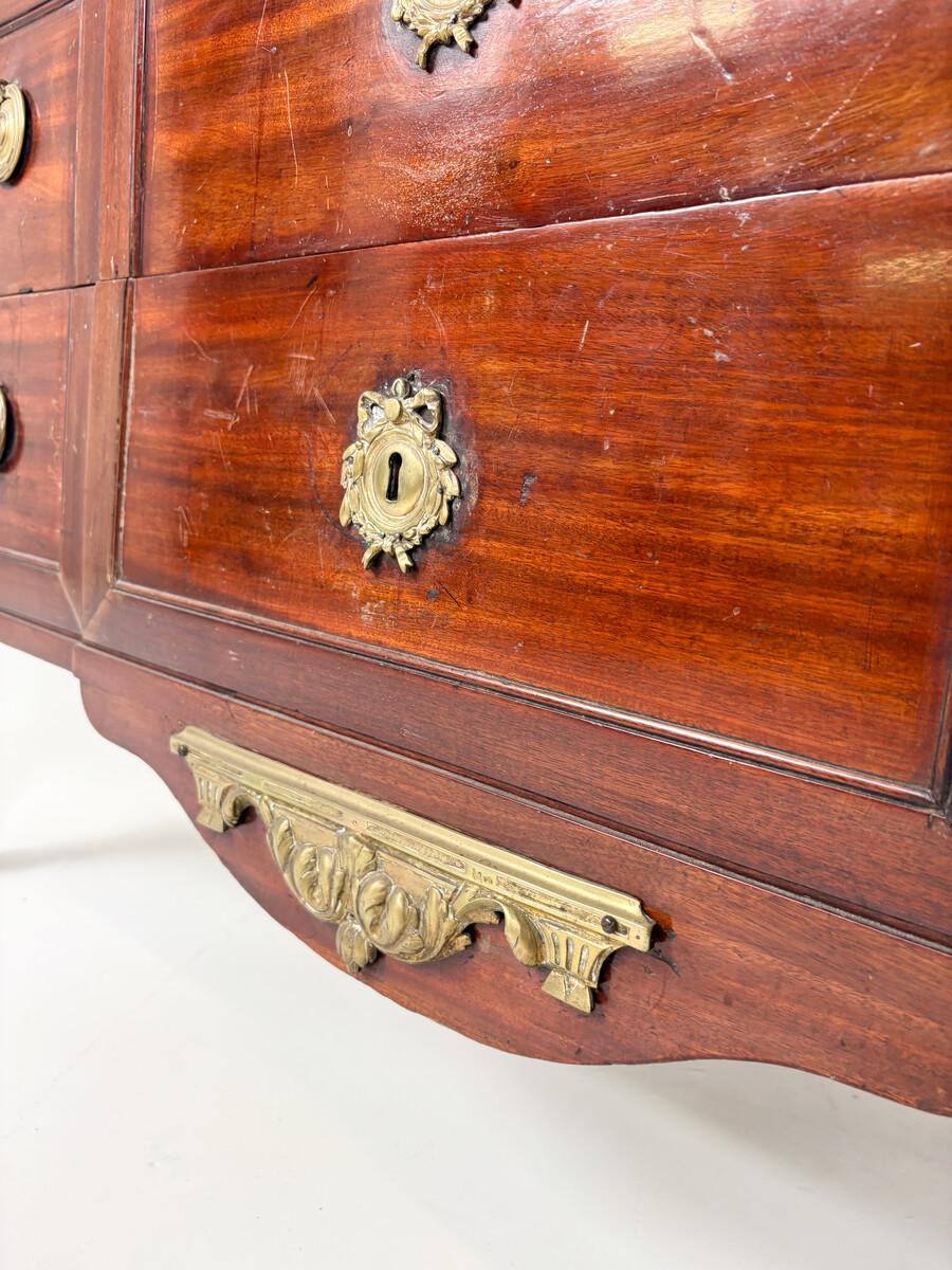 Commode Louis XVI de la fin du XVIIIe siècle, placage d'acajou en vente 4