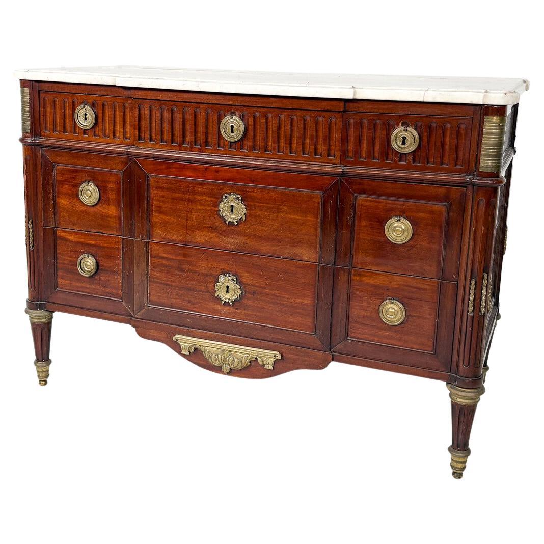 Commode Louis XVI de la fin du XVIIIe siècle, placage d'acajou en vente