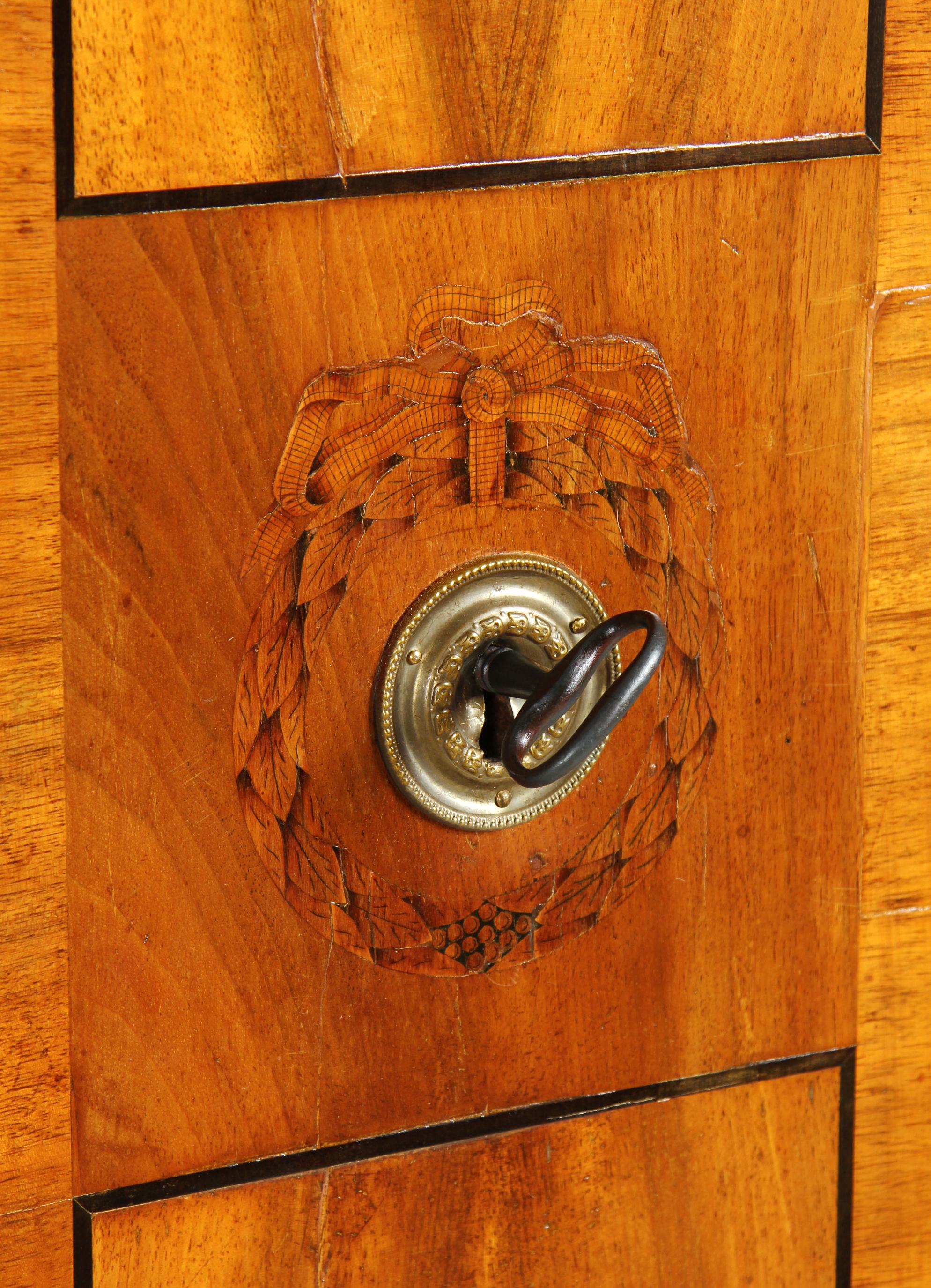 Louis-XVI-Eckschrank mit Intarsien, Deutschland, Ende 18. Jahrhundert, um 1790 (Louis XVI.) im Angebot