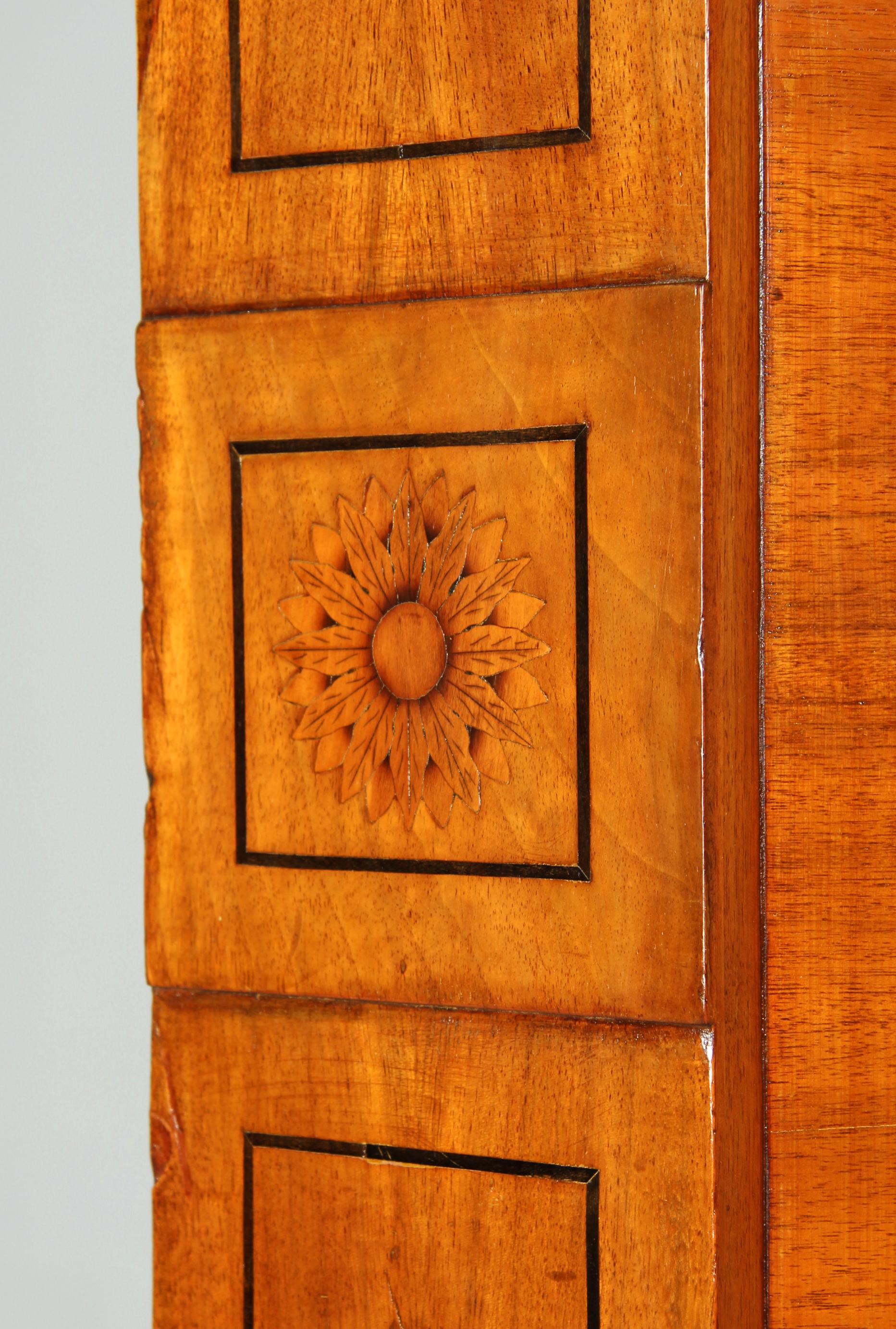 Louis-XVI-Eckschrank mit Intarsien, Deutschland, Ende 18. Jahrhundert, um 1790 (Marketerie) im Angebot