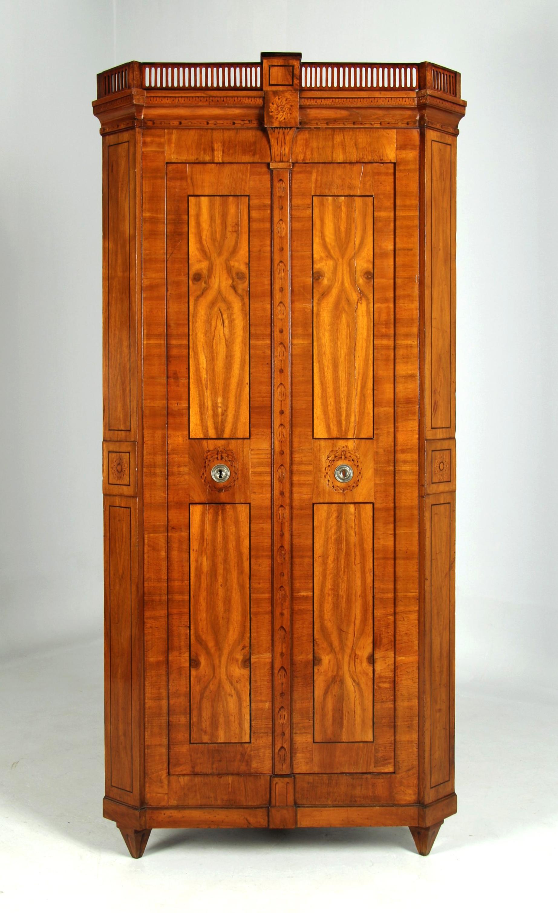 Louis-XVI-Eckschrank mit Intarsien, Deutschland, Ende 18. Jahrhundert, um 1790 im Zustand „Gut“ im Angebot in Greven, DE