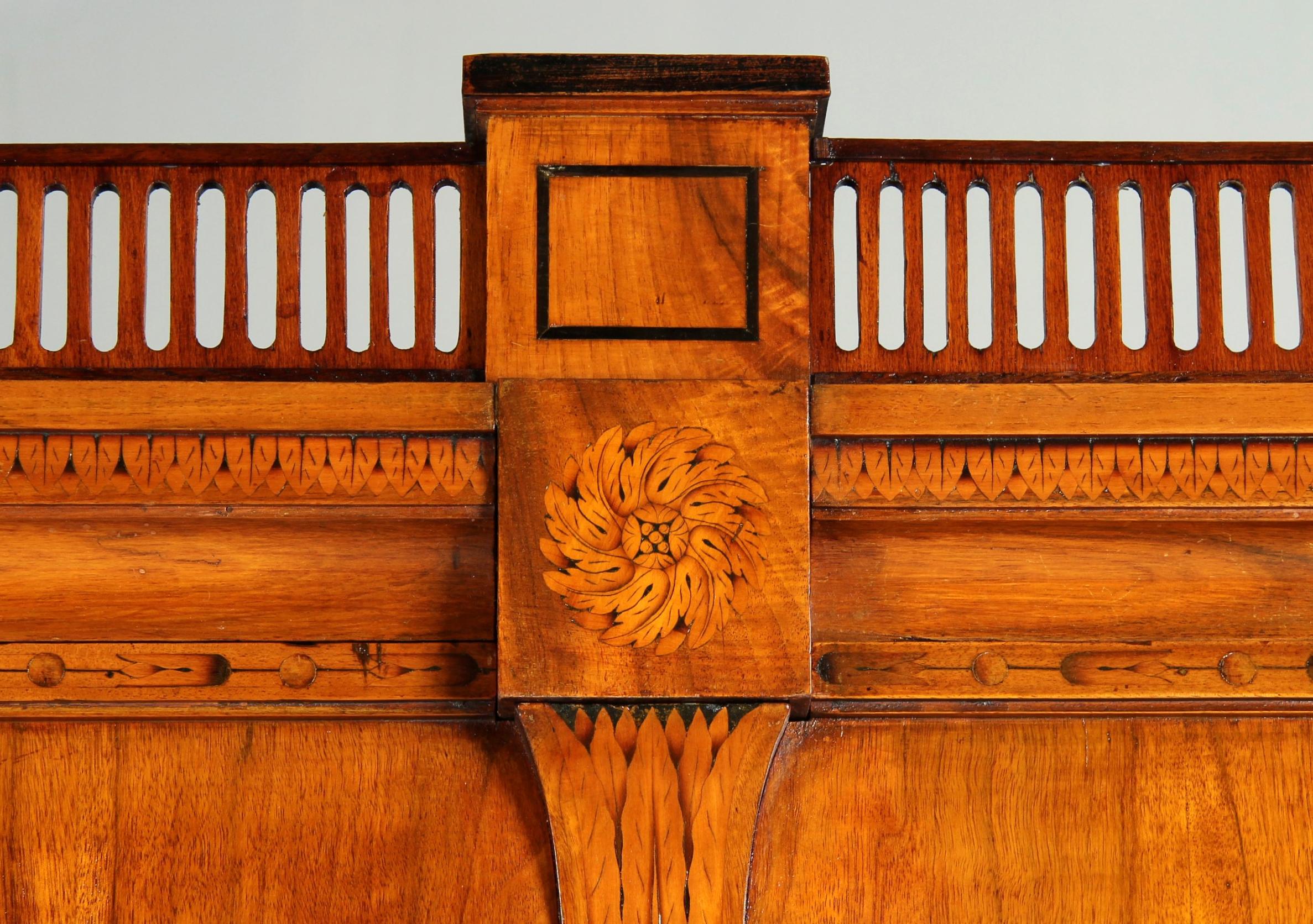 Louis-XVI-Eckschrank mit Intarsien, Deutschland, Ende 18. Jahrhundert, um 1790 (Walnuss) im Angebot