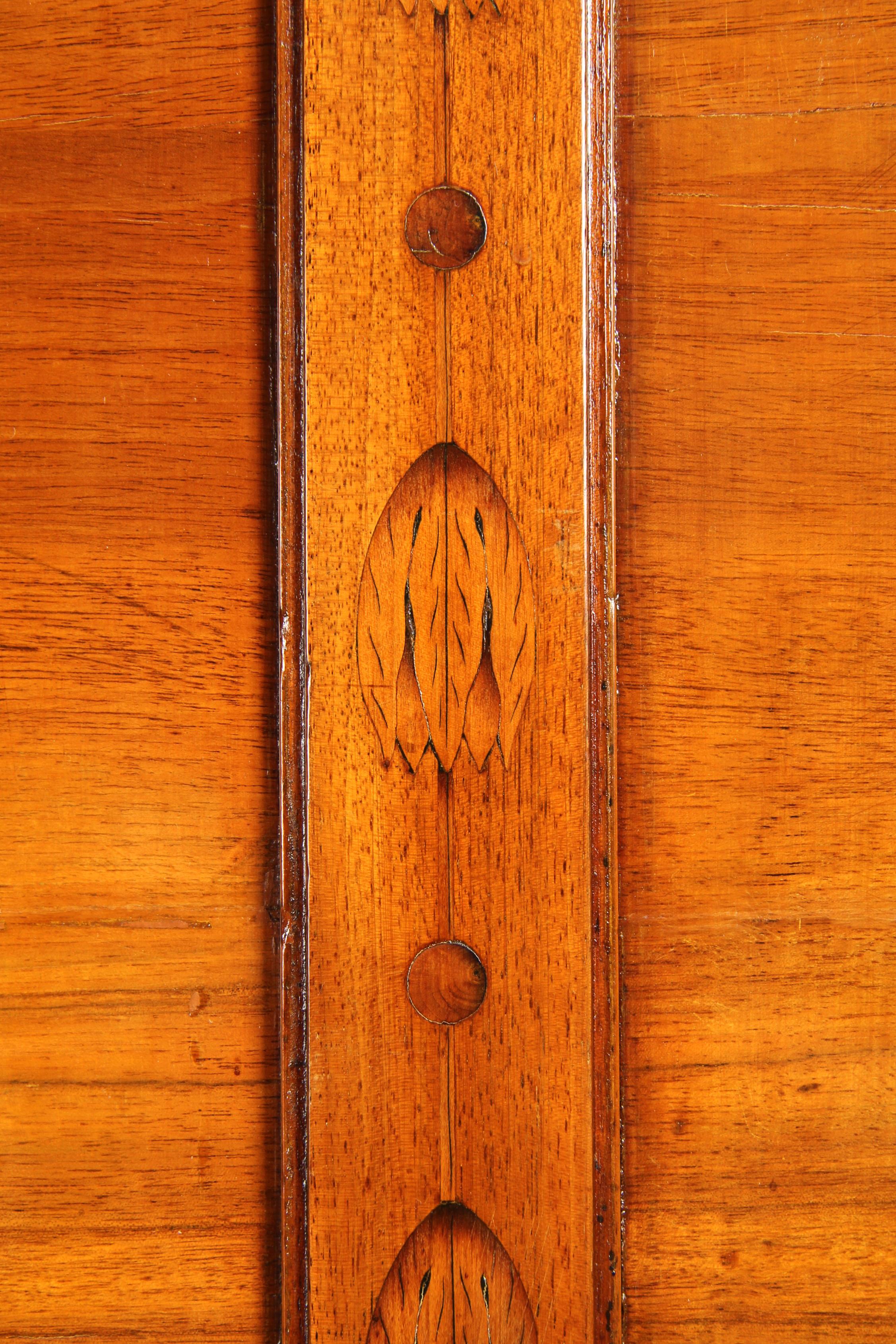 Louis-XVI-Eckschrank mit Intarsien, Deutschland, Ende 18. Jahrhundert, um 1790 im Angebot 1