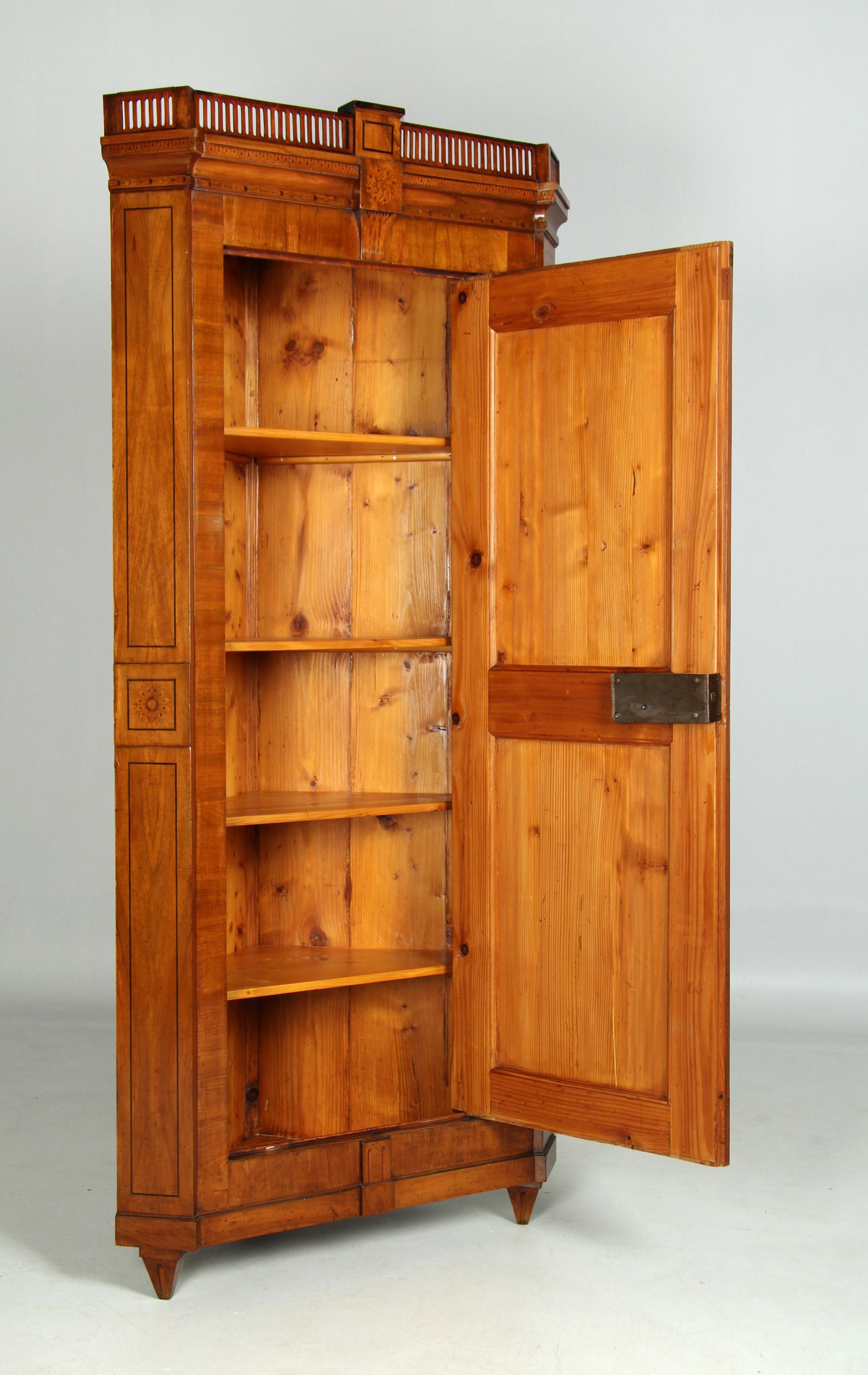 Louis-XVI-Eckschrank mit Intarsien, Deutschland, Ende 18. Jahrhundert, um 1790 im Angebot 3