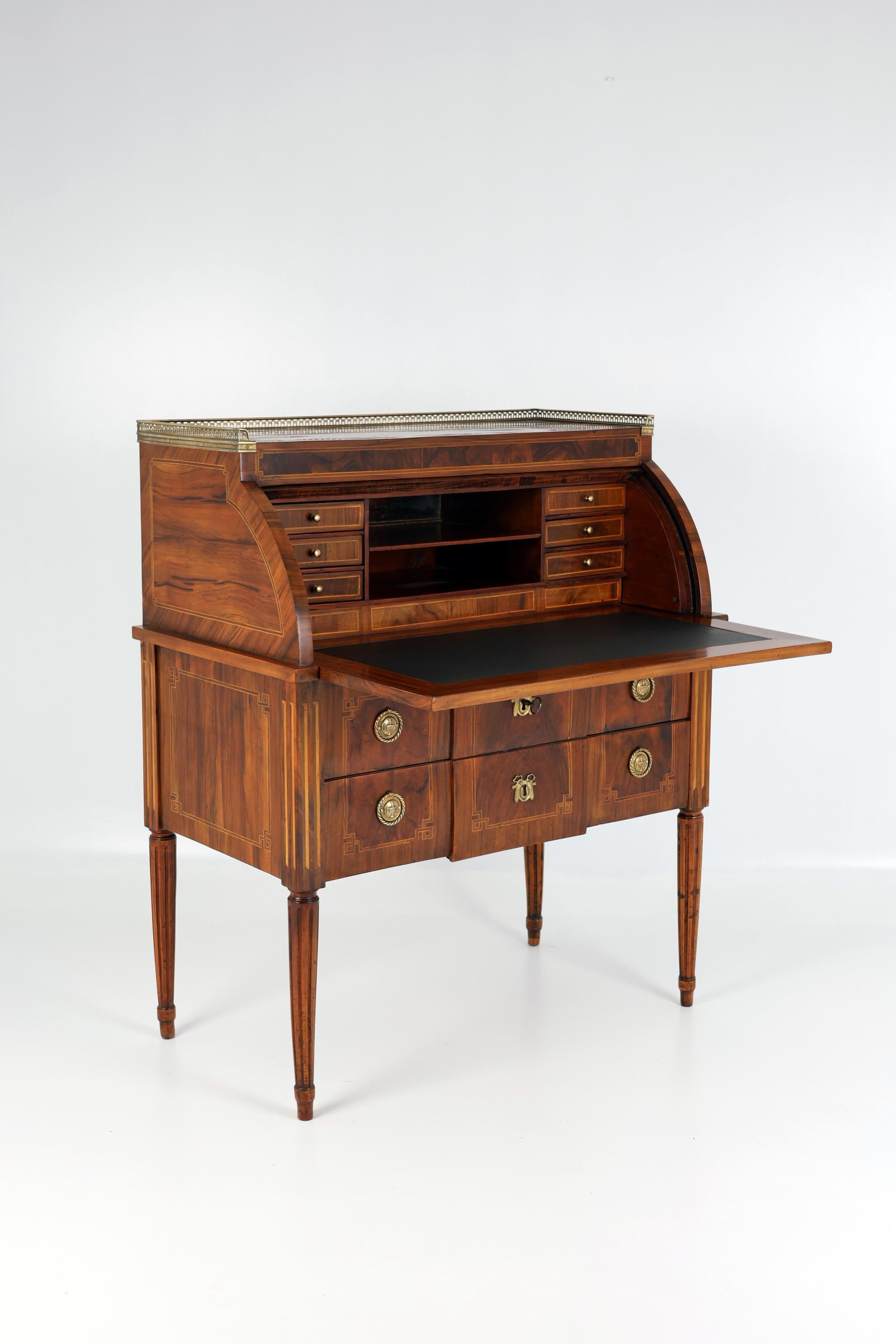 Late 18th Century Louis XVI Cylinder Desk with central lock and beautiful patina For Sale 4