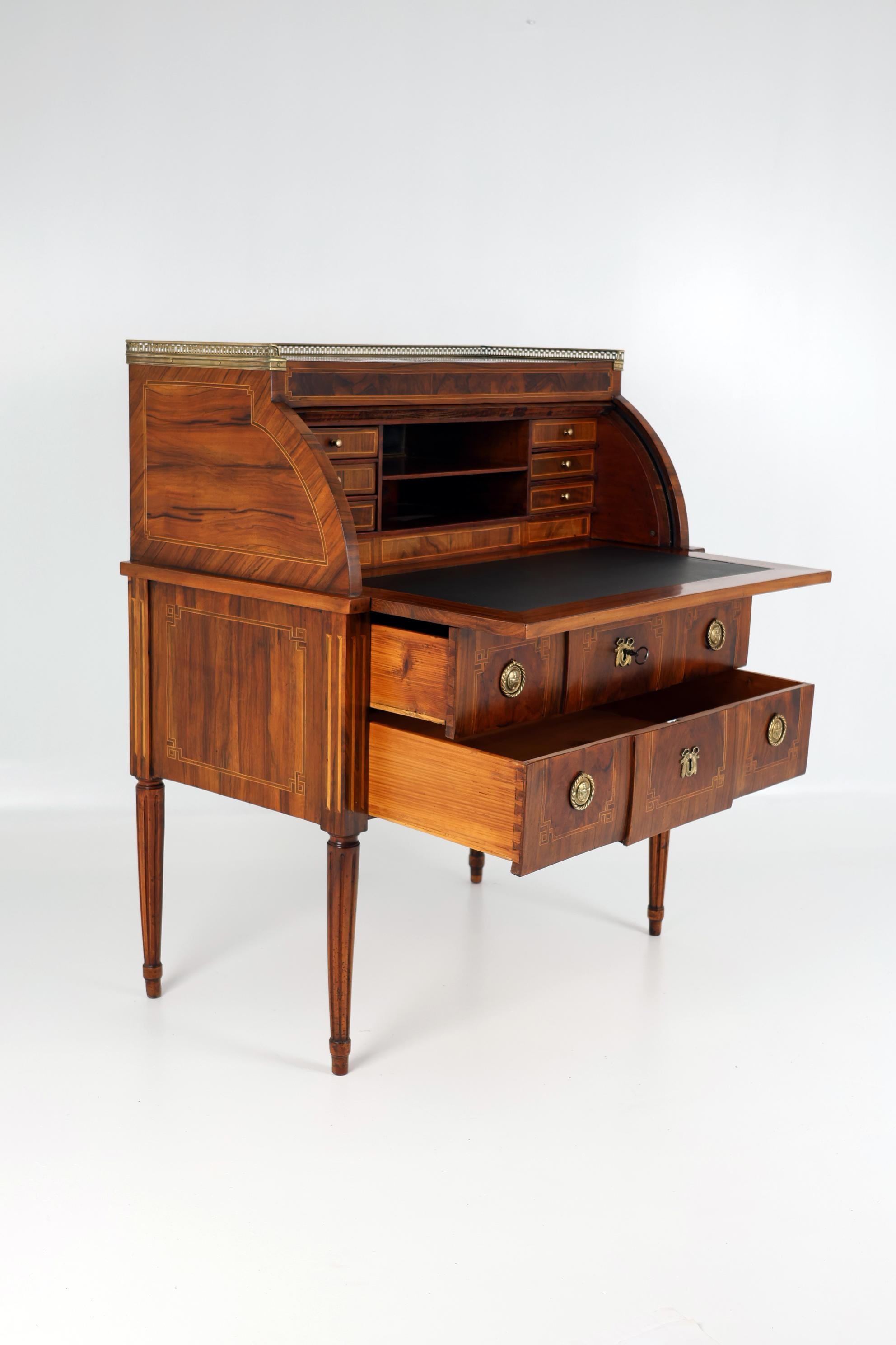 Late 18th Century Louis XVI Cylinder Desk with central lock and beautiful patina For Sale 5