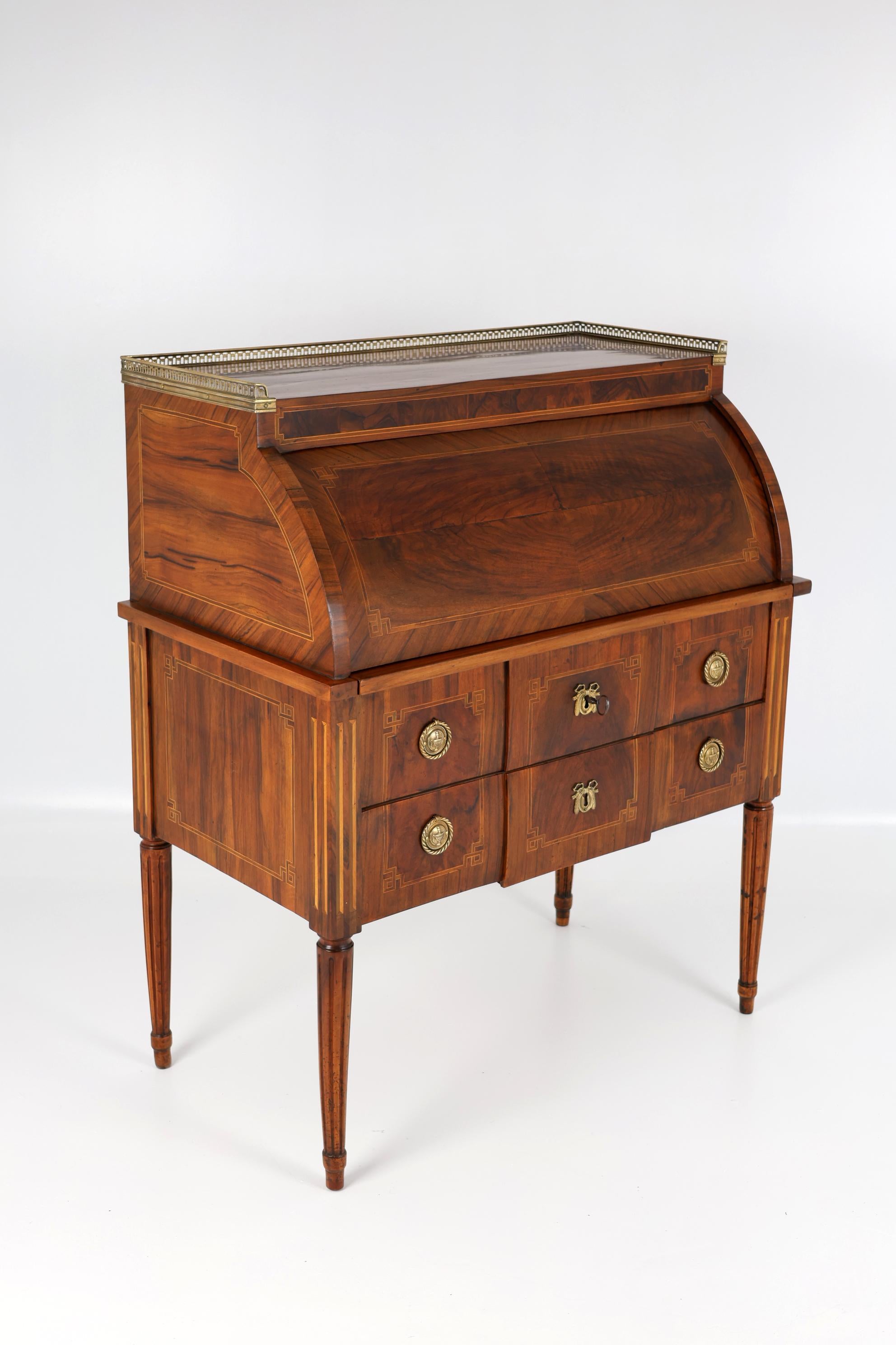 Late 18th Century Louis XVI Cylinder Desk with central lock and beautiful patina For Sale 6