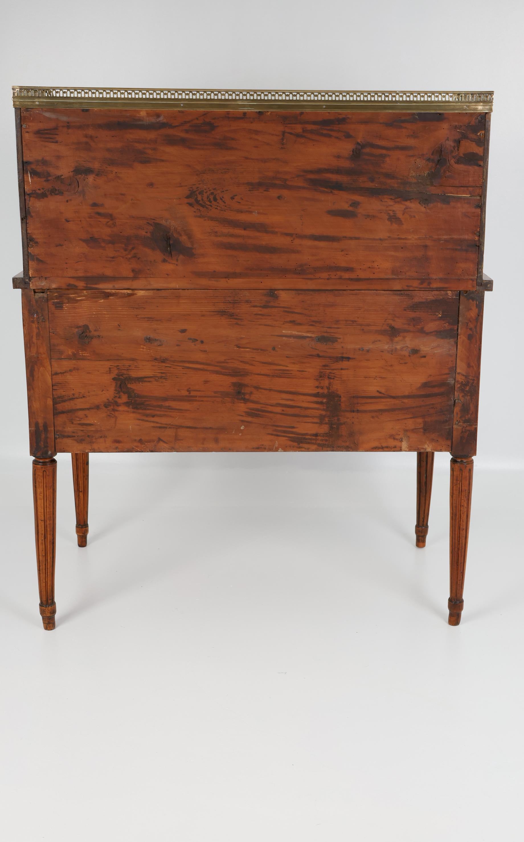 Late 18th Century Louis XVI Cylinder Desk with central lock and beautiful patina For Sale 8