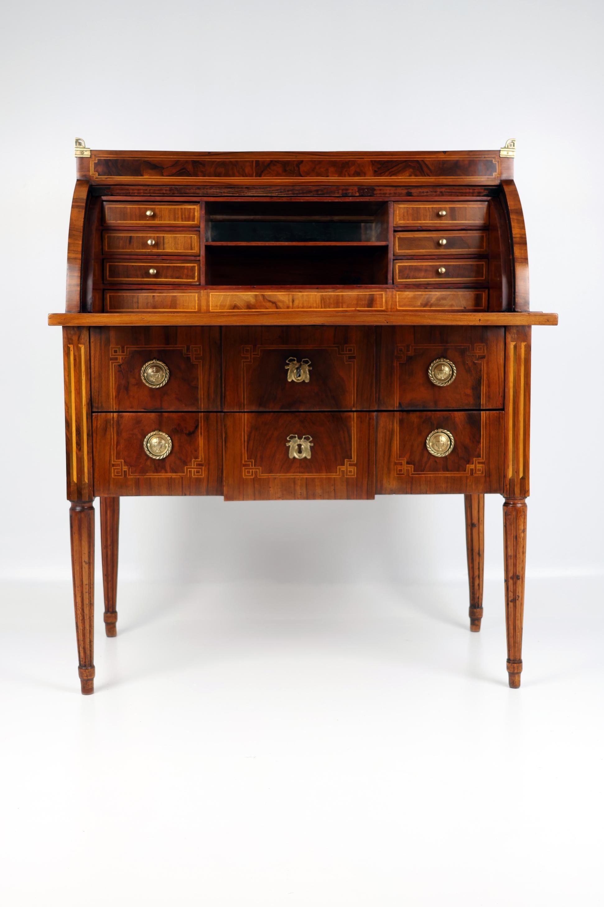 Late 18th Century Louis XVI Cylinder Desk with central lock and beautiful patina For Sale 10