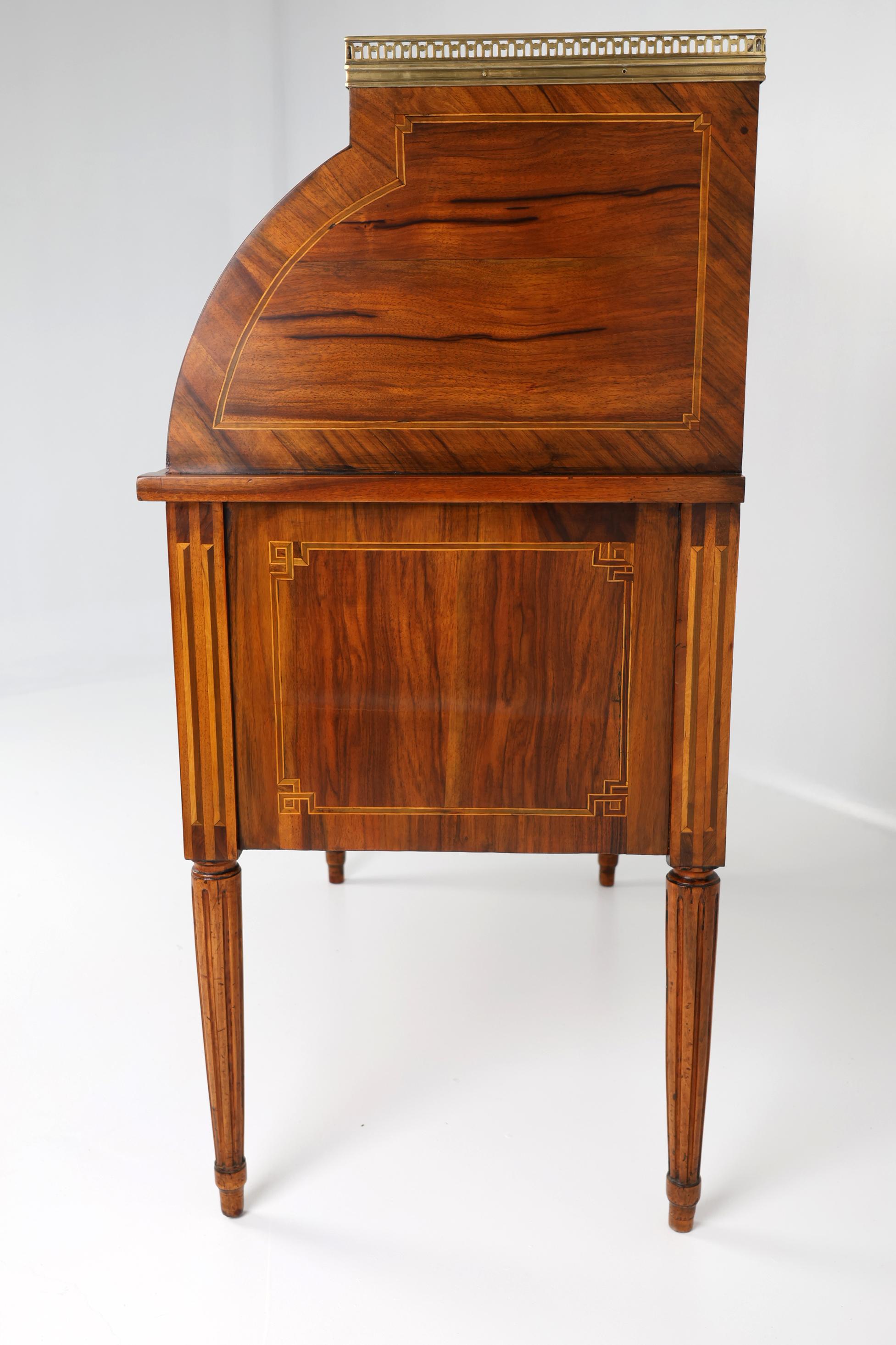 Late 18th Century Louis XVI Cylinder Desk with central lock and beautiful patina For Sale 19