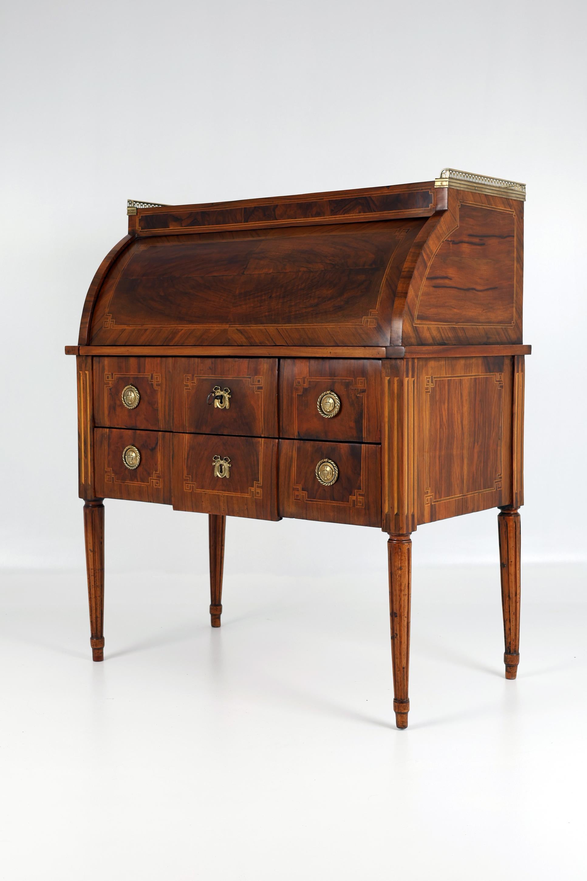 Late 18th Century Louis XVI Cylinder Desk with central lock and beautiful patina For Sale 20