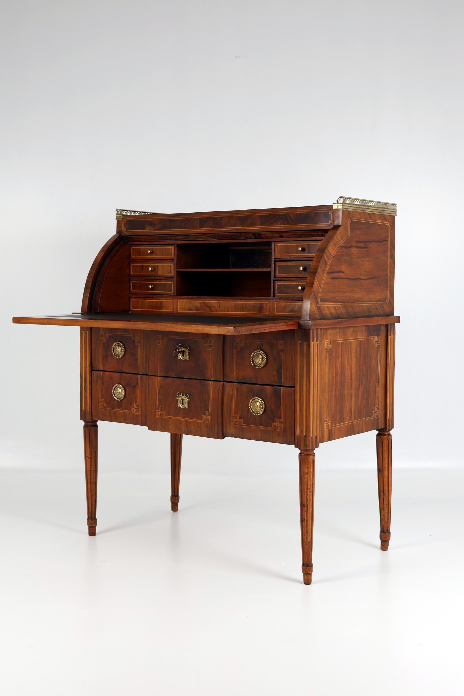 Late 18th Century Louis XVI Cylinder Desk with central lock and beautiful patina For Sale 21