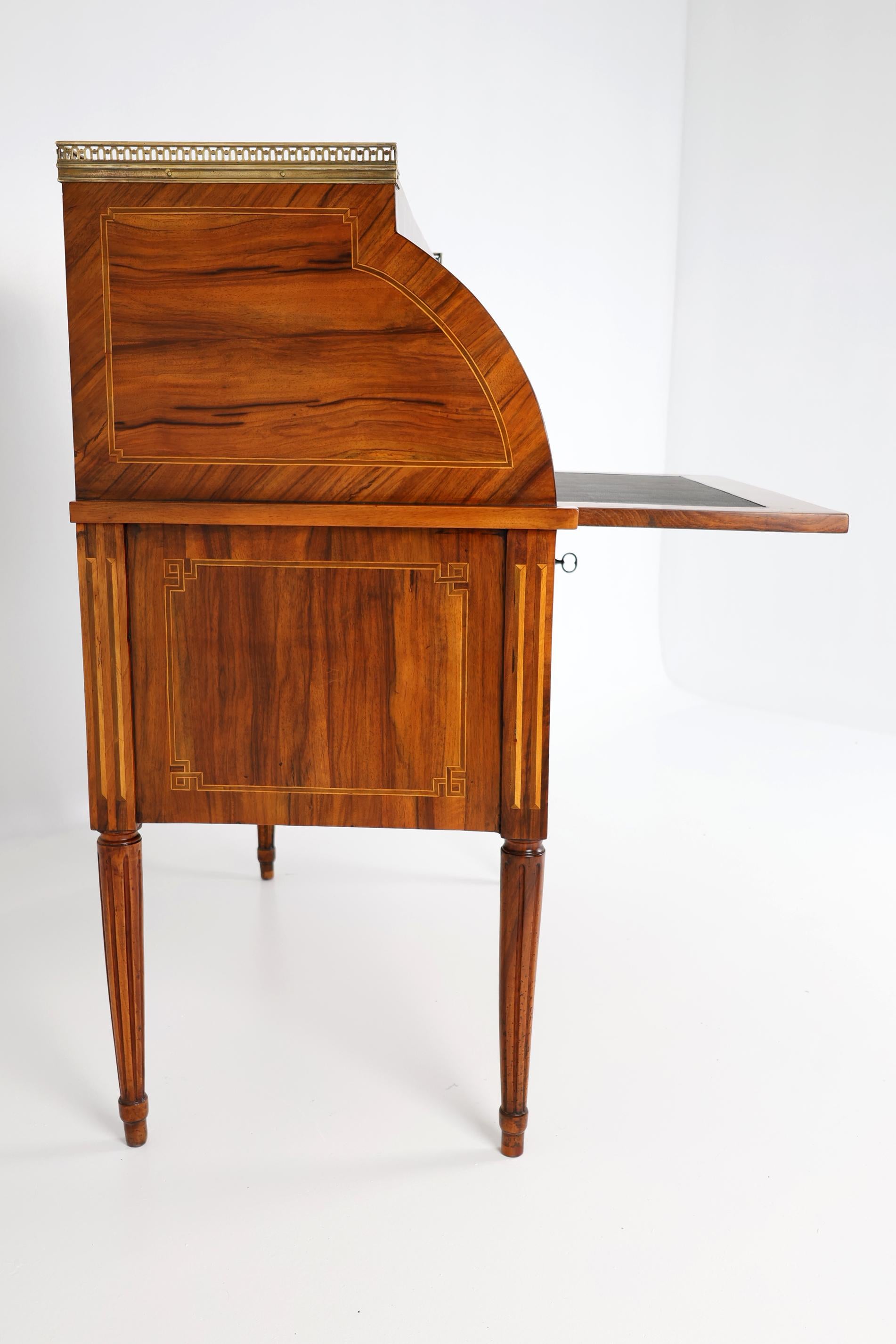 Late 18th Century Louis XVI Cylinder Desk with central lock and beautiful patina For Sale 22