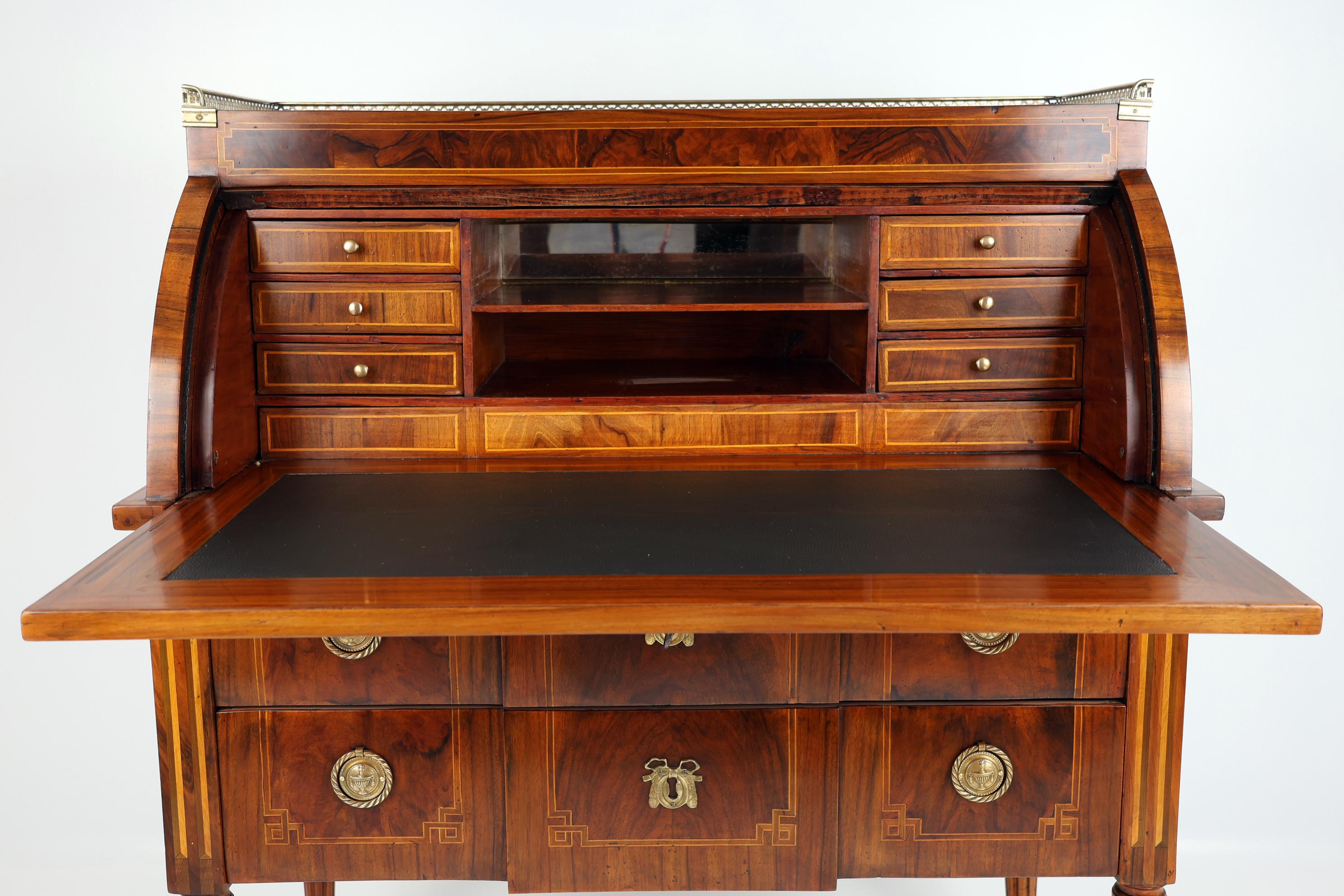 Late 18th Century Louis XVI Cylinder Desk with central lock and beautiful patina For Sale 27