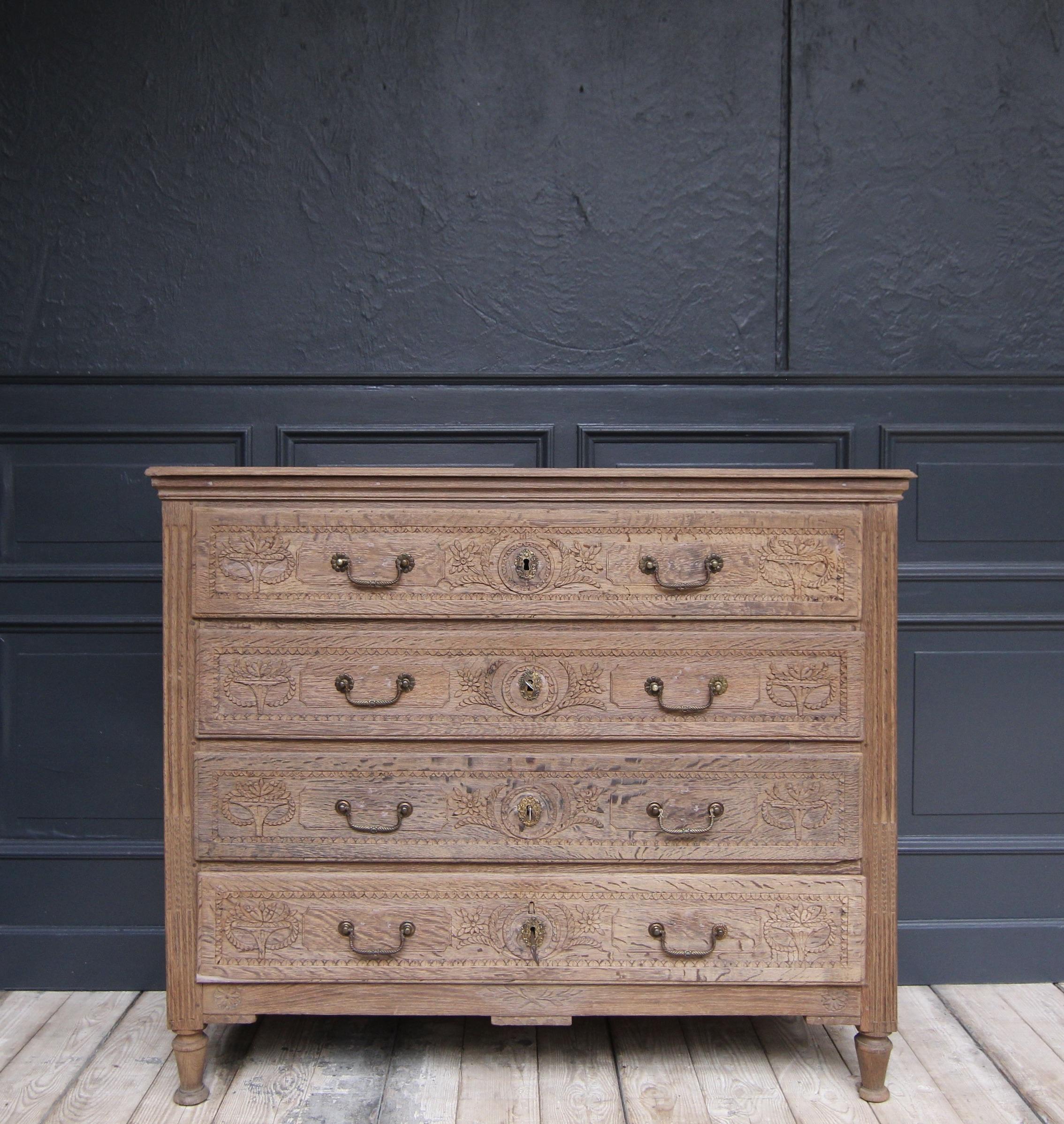 Late 18th Century Louis XVI Oak Chest of Drawers In Good Condition In Dusseldorf, DE