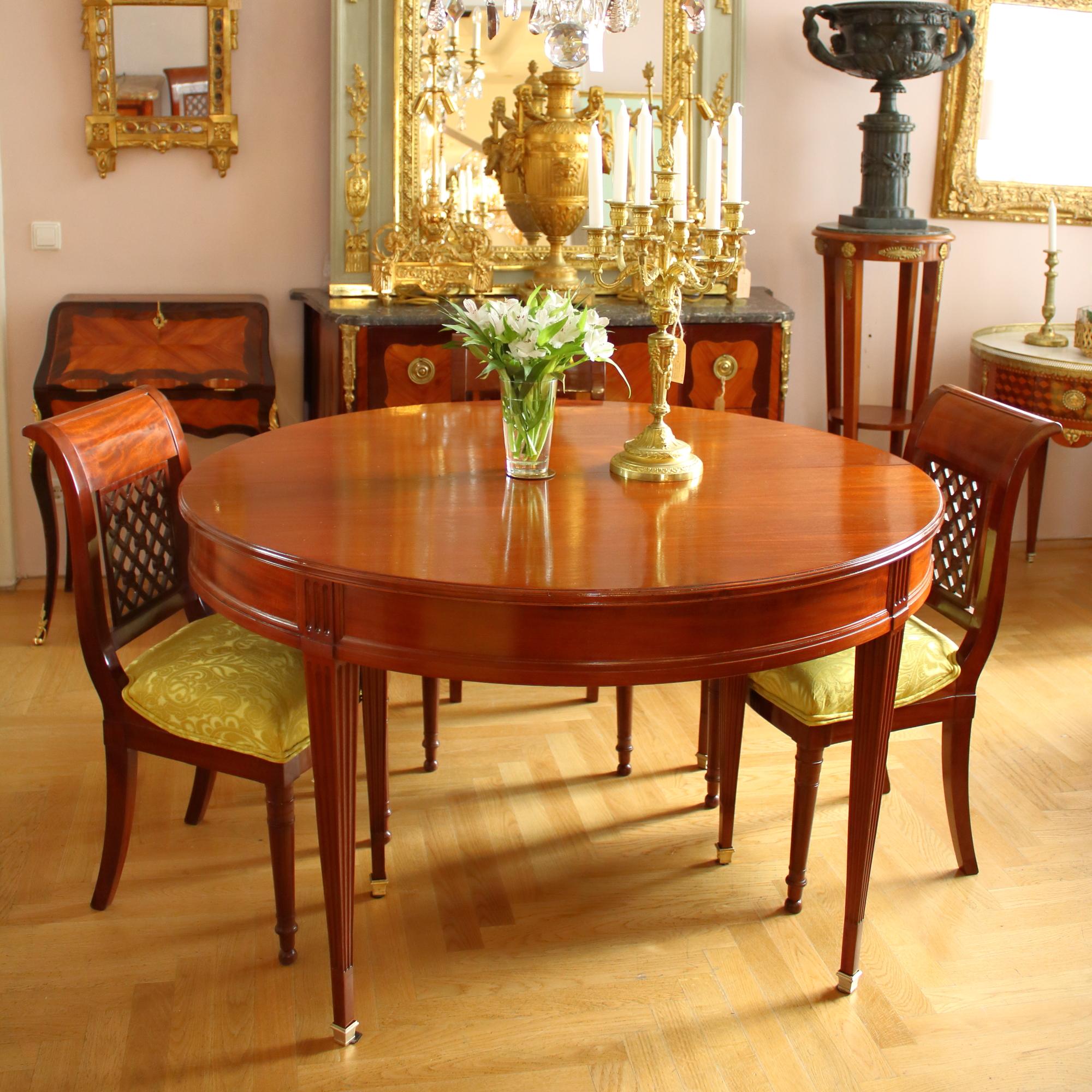 Late 18th Century Louis XVI Oval Extendable Dining Table For Sale 4