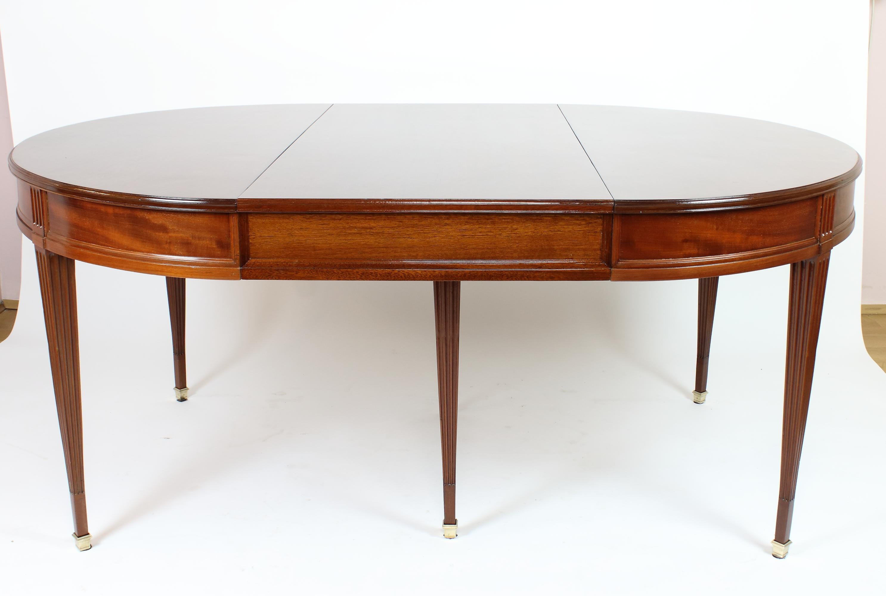 Late 18th Century Louis XVI Oval Extendable Dining Table For Sale 1