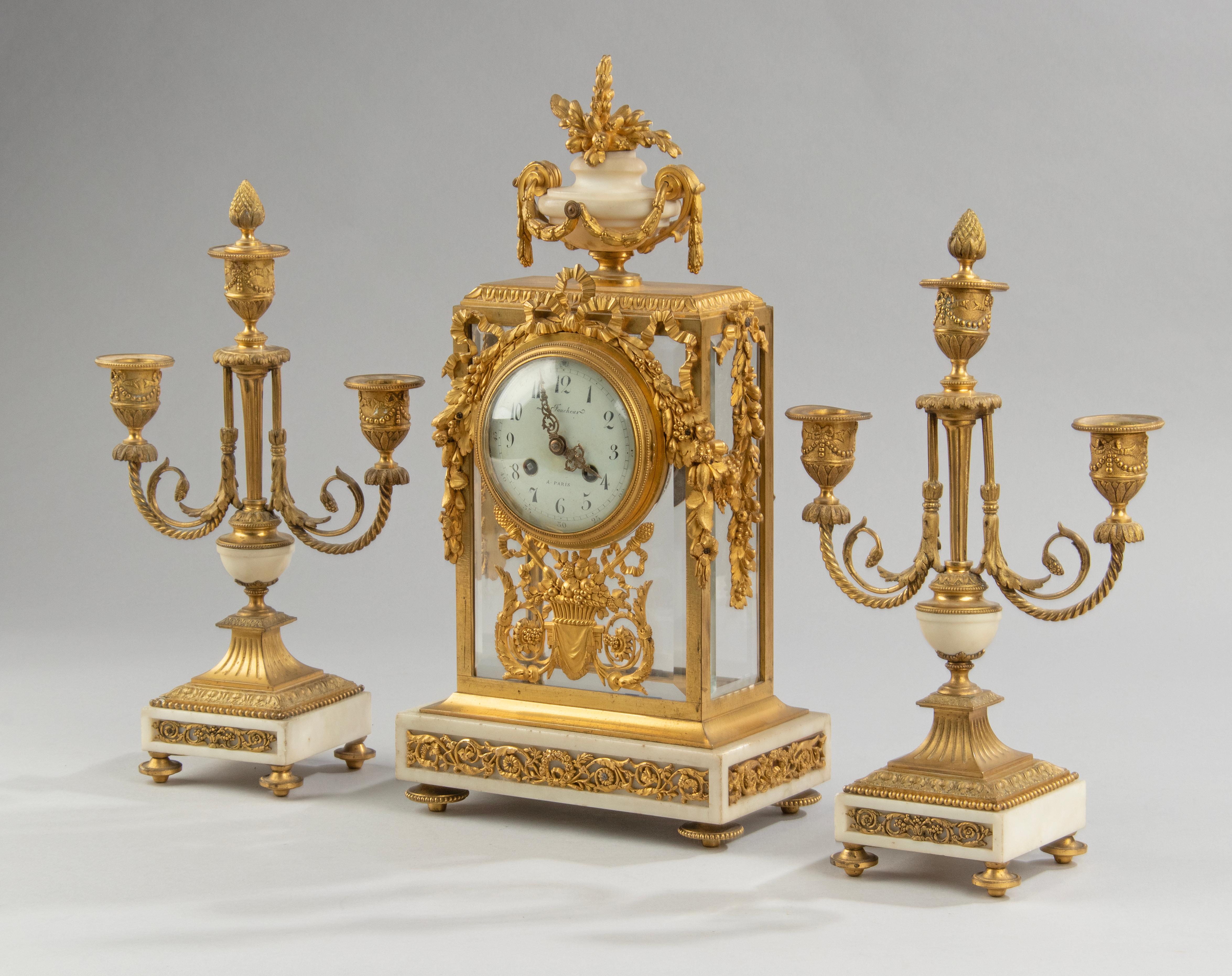 Fin du XVIIIe siècle Période Louis XVI Pendule de cheminée en bronze doré avec chandeliers en vente 3