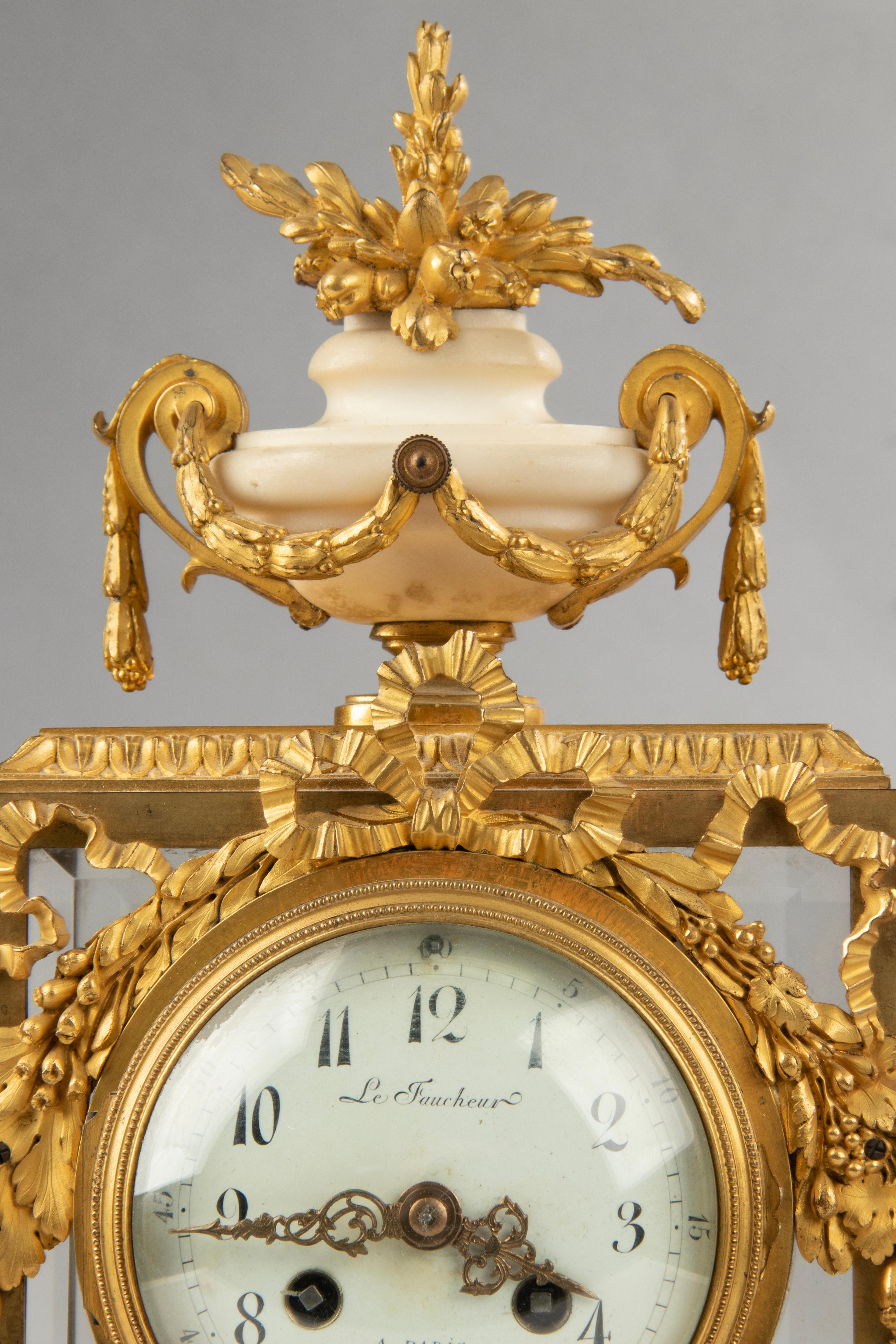 Fin du XVIIIe siècle Période Louis XVI Pendule de cheminée en bronze doré avec chandeliers en vente 4