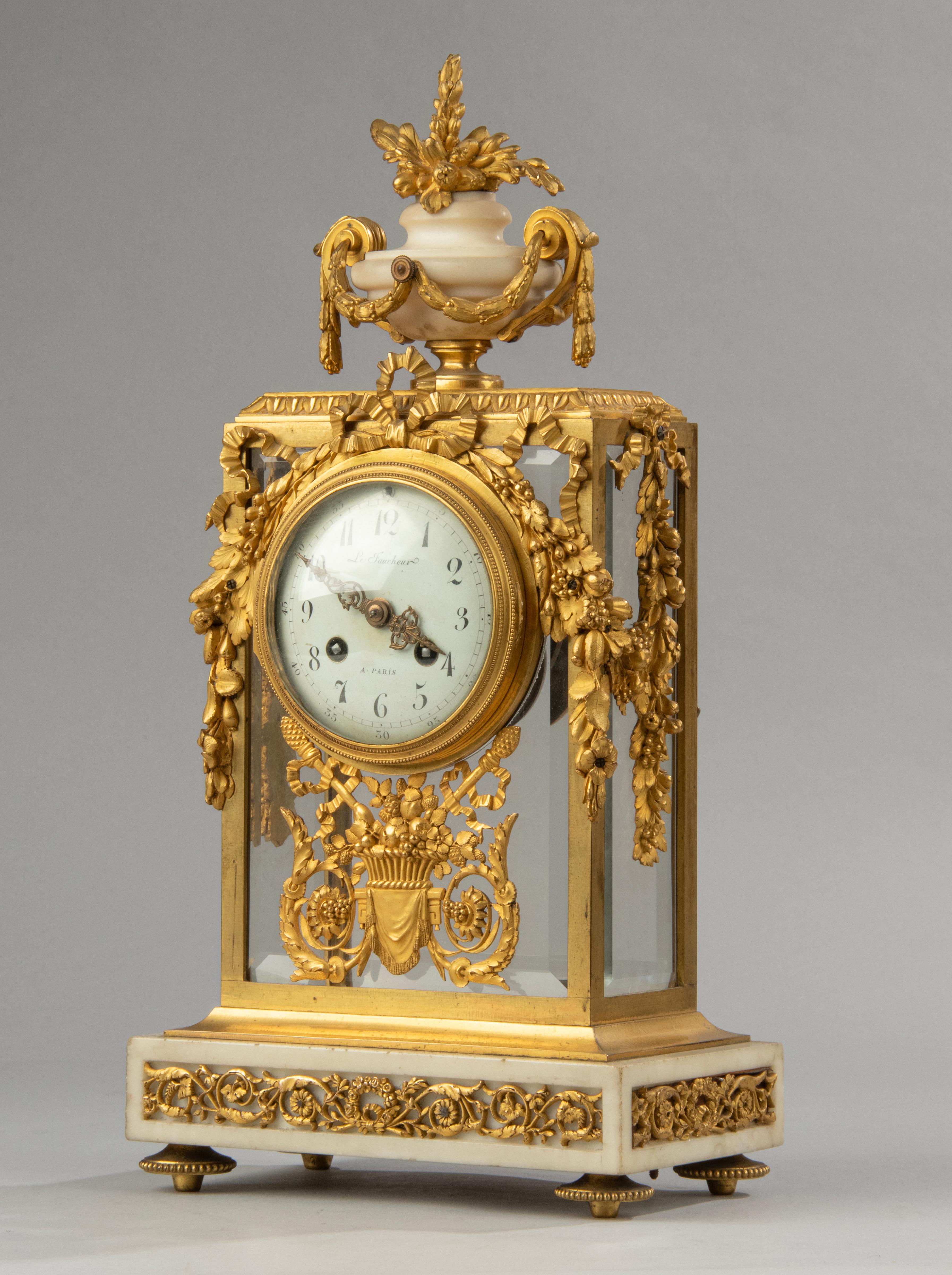 Fin du XVIIIe siècle Période Louis XVI Pendule de cheminée en bronze doré avec chandeliers en vente 5