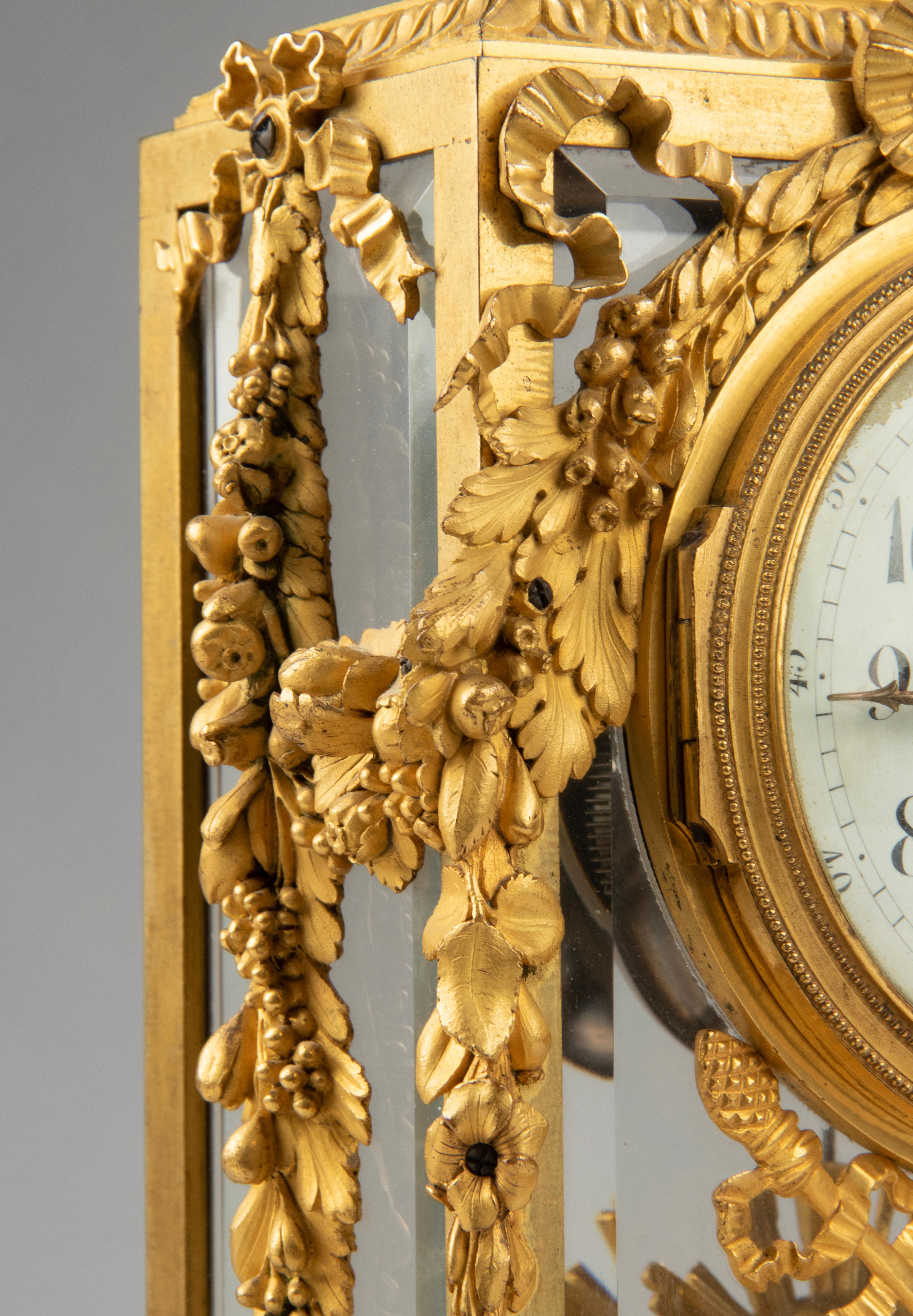 Fin du XVIIIe siècle Période Louis XVI Pendule de cheminée en bronze doré avec chandeliers en vente 6