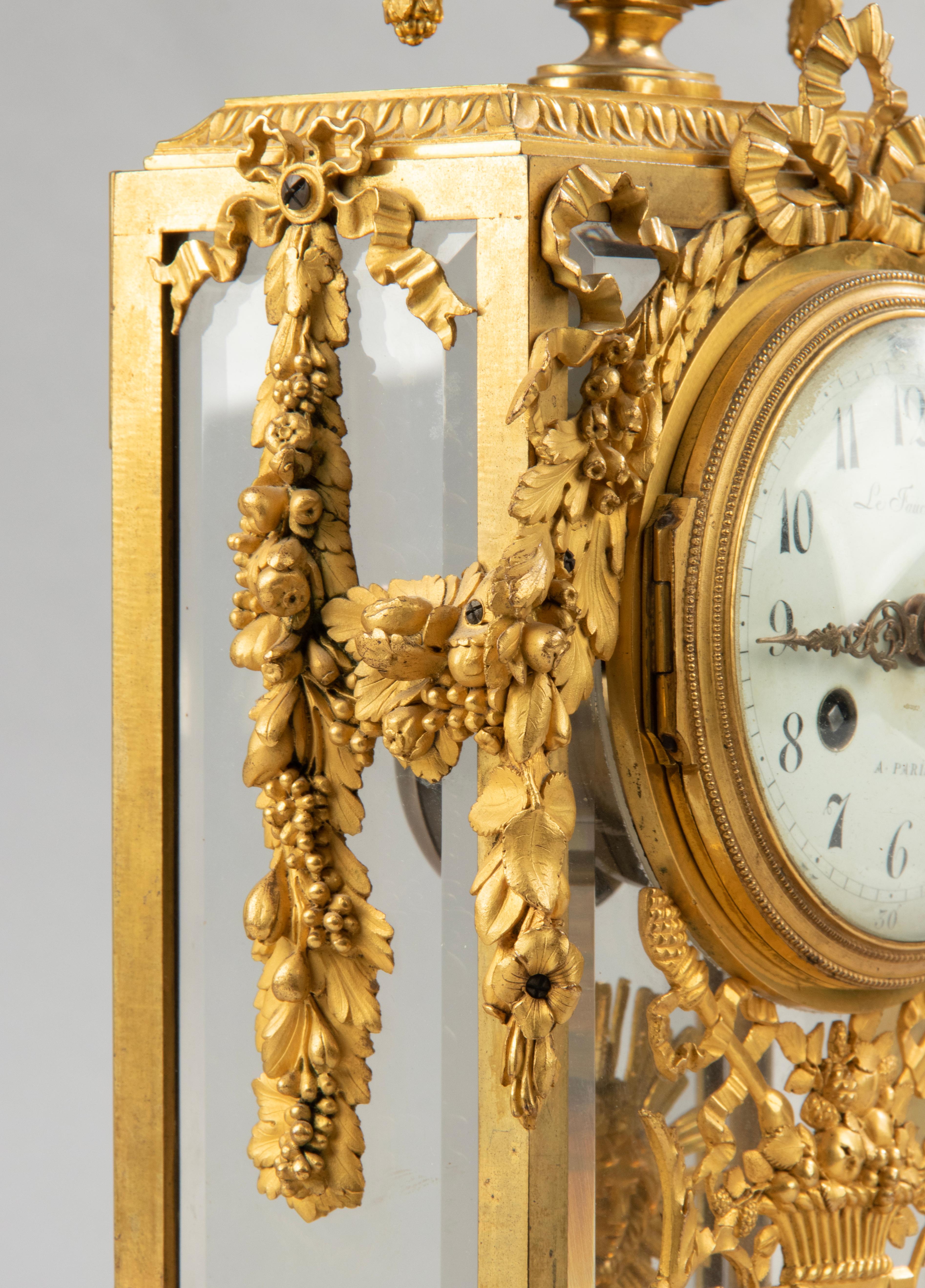 Fin du XVIIIe siècle Période Louis XVI Pendule de cheminée en bronze doré avec chandeliers en vente 7