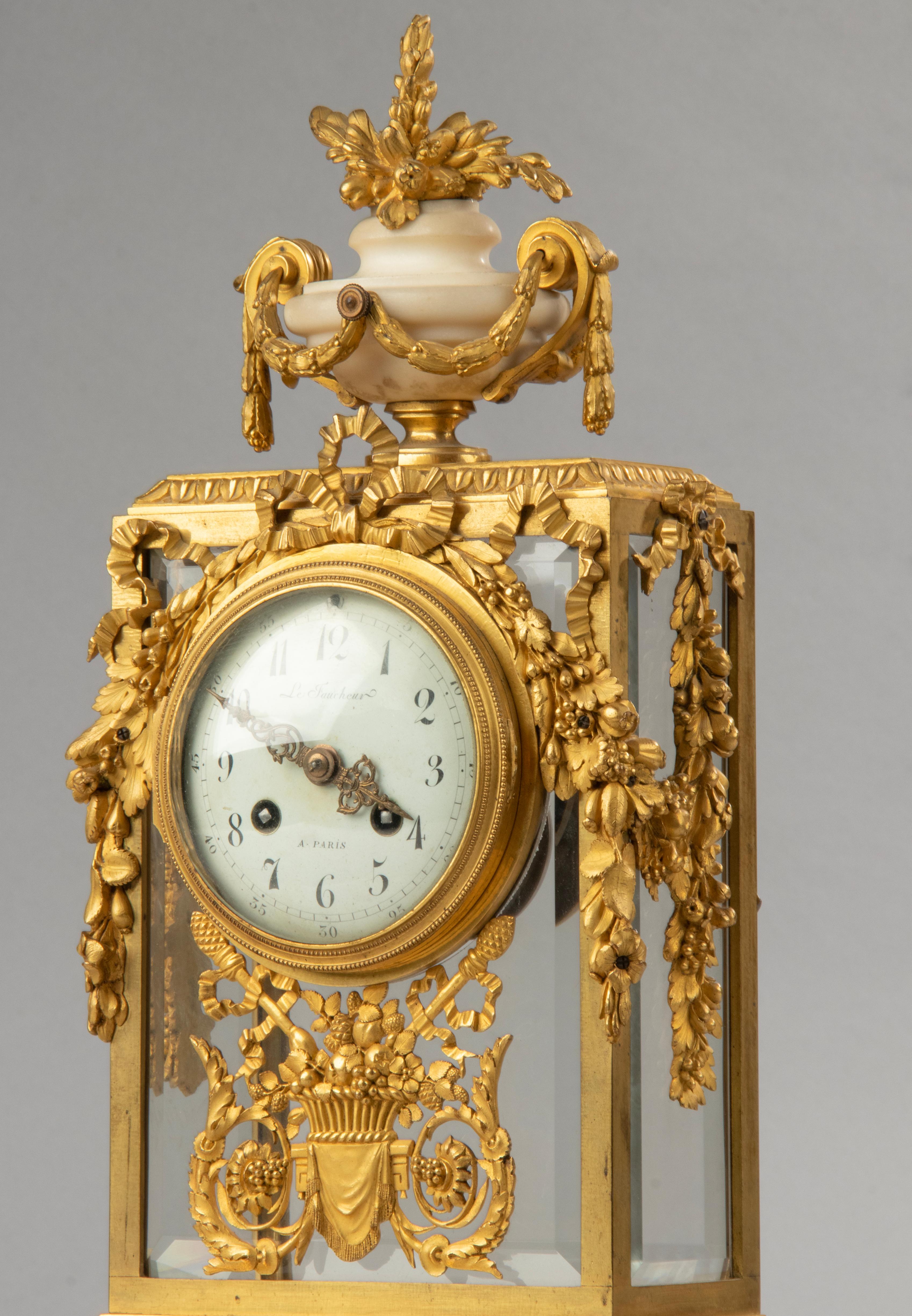 Fin du XVIIIe siècle Période Louis XVI Pendule de cheminée en bronze doré avec chandeliers en vente 9