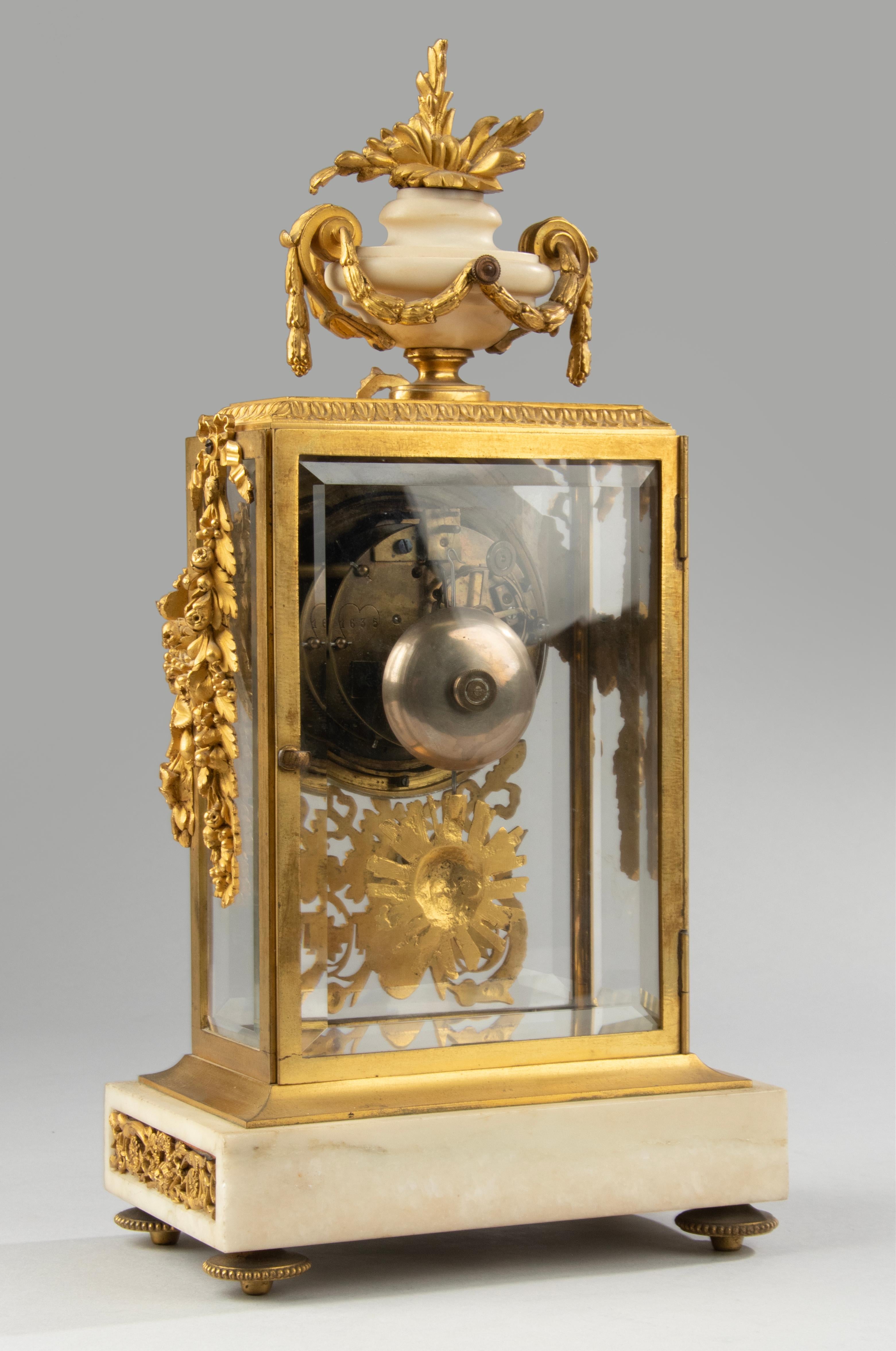 Fin du XVIIIe siècle Période Louis XVI Pendule de cheminée en bronze doré avec chandeliers en vente 11