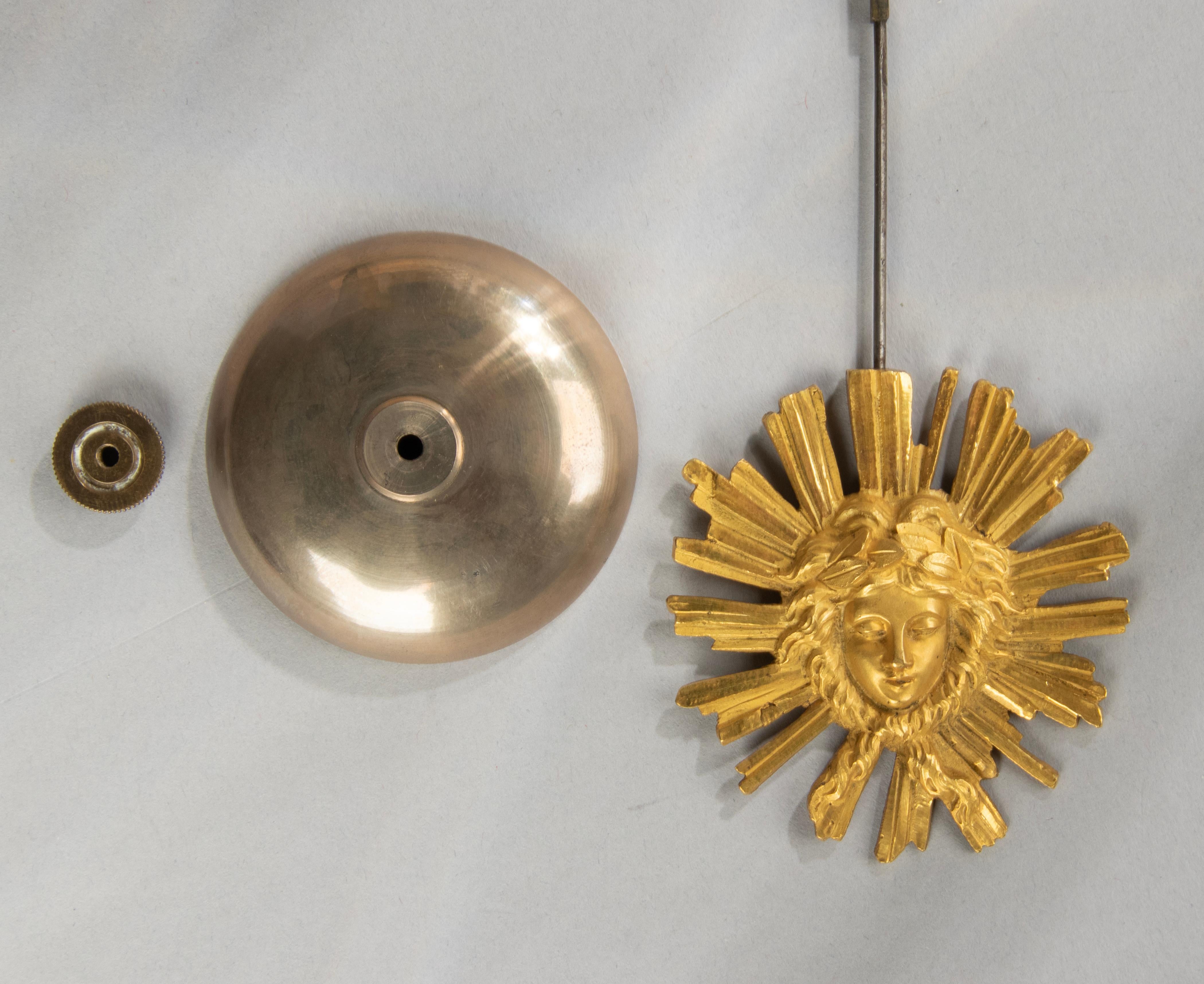 Fin du XVIIIe siècle Période Louis XVI Pendule de cheminée en bronze doré avec chandeliers en vente 13