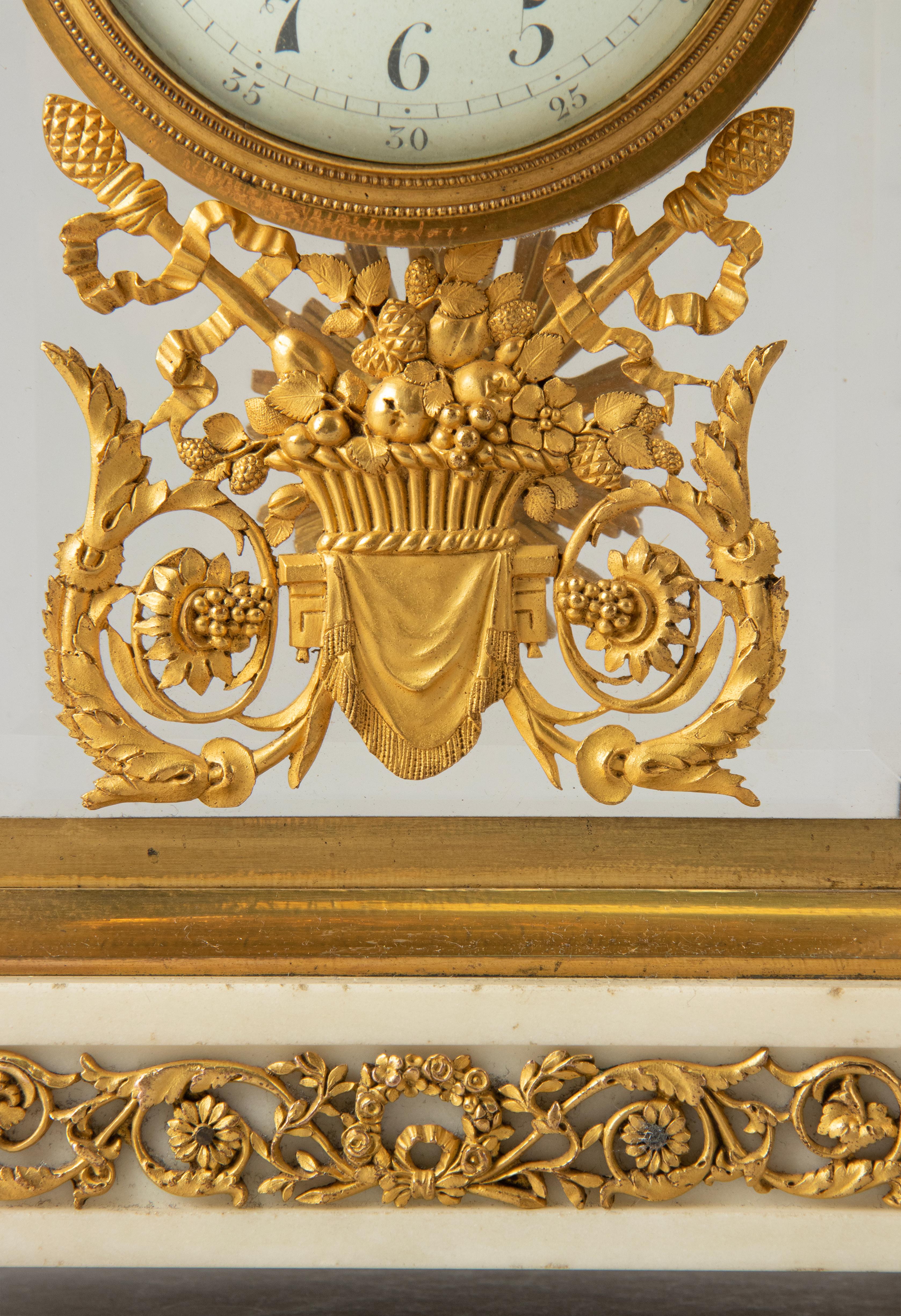 Français Fin du XVIIIe siècle Période Louis XVI Pendule de cheminée en bronze doré avec chandeliers en vente